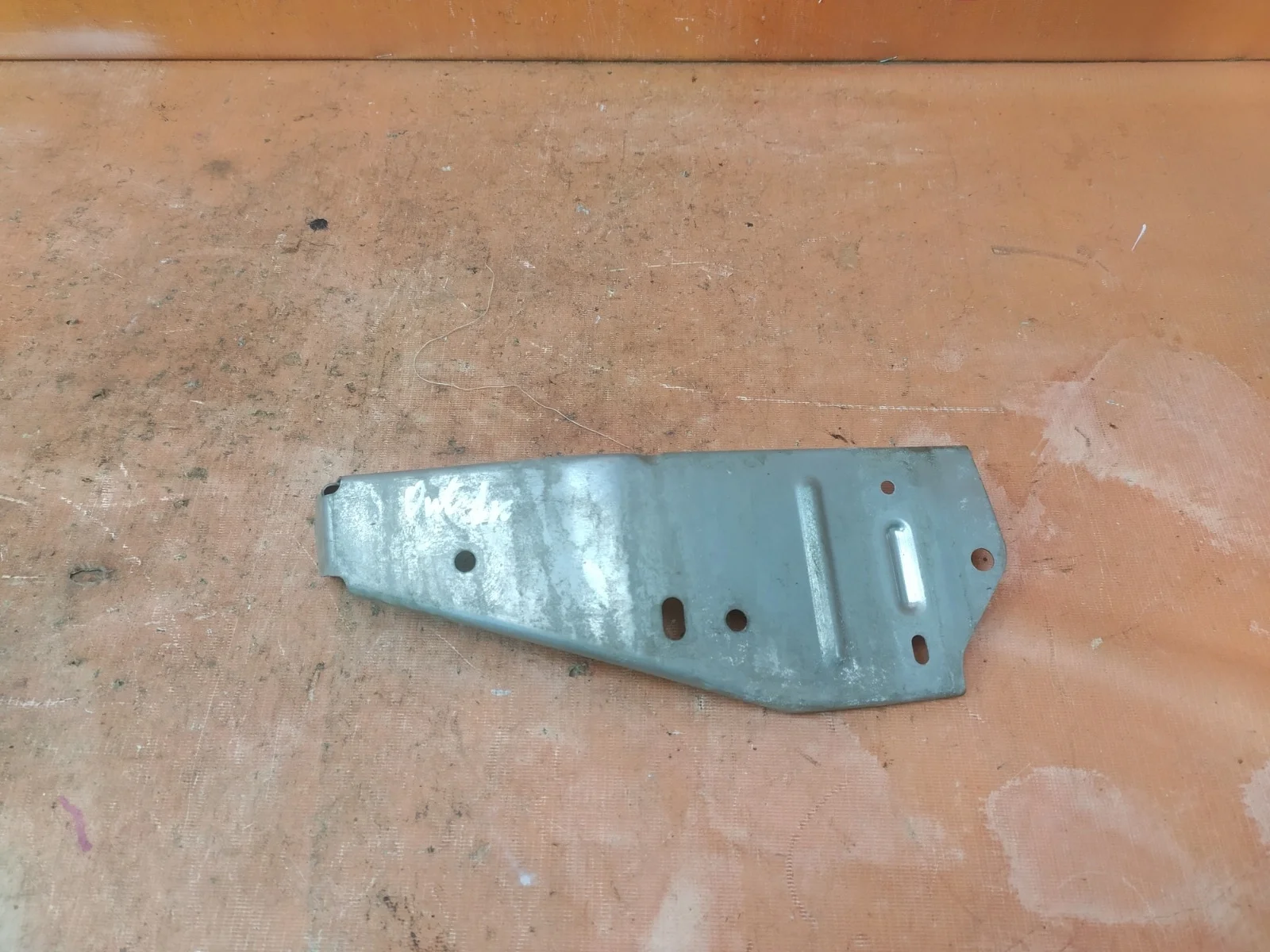 Кронштейн усилителя бампера верхний Mitsubishi Outlander 2012-нв 3