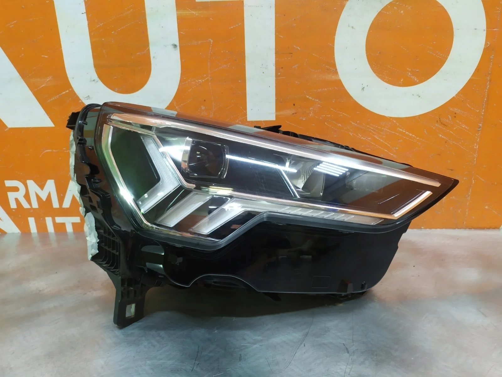 Фара Audi Q3 2018-нв F3