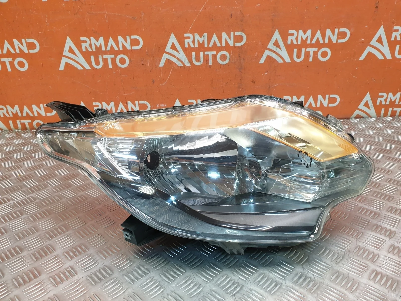 Фара Mitsubishi L200 2015-2019