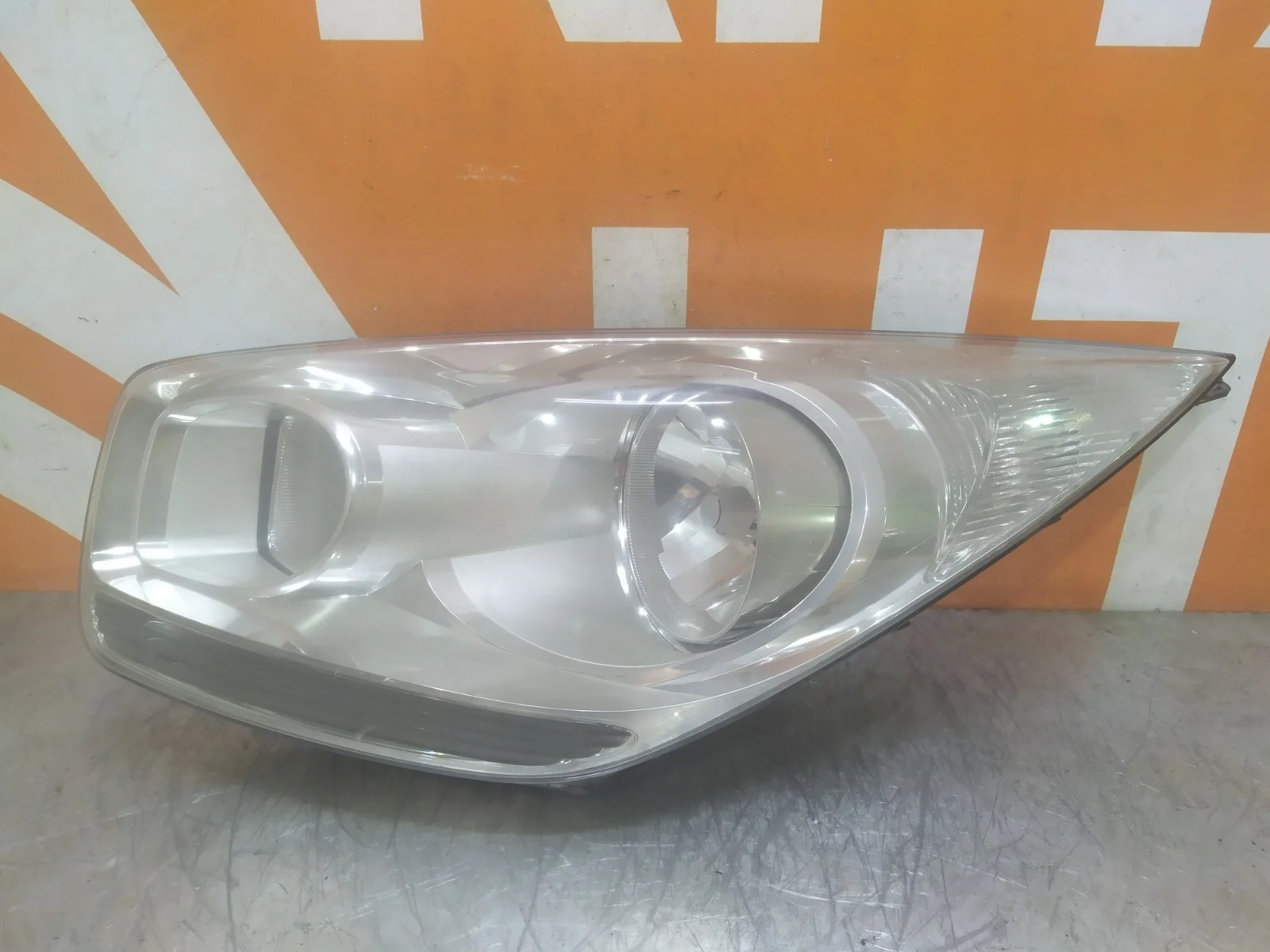 Фара Kia Venga 2009-2018 DN