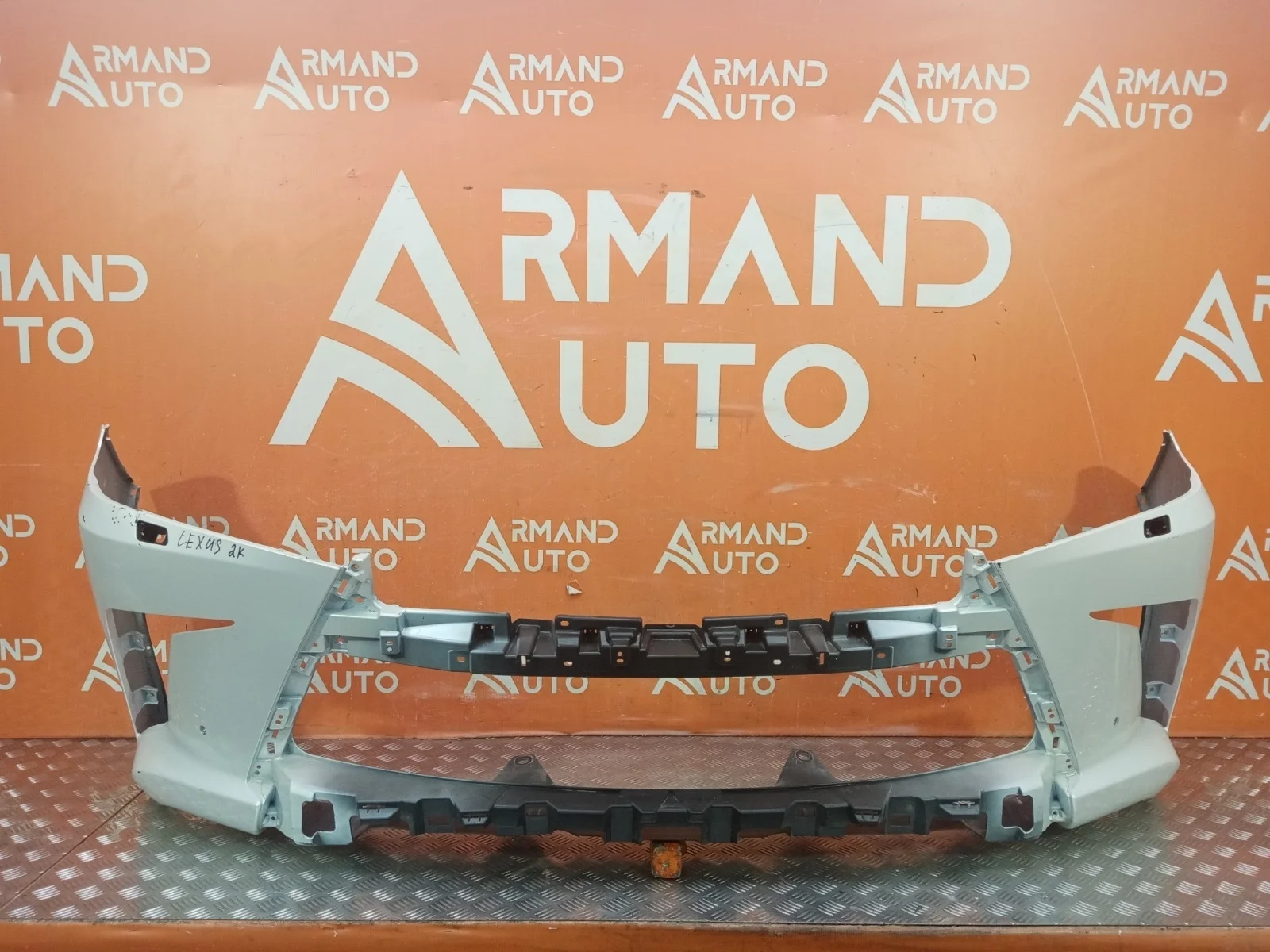 Бампер Lexus LX 2015-2023 URJ200
