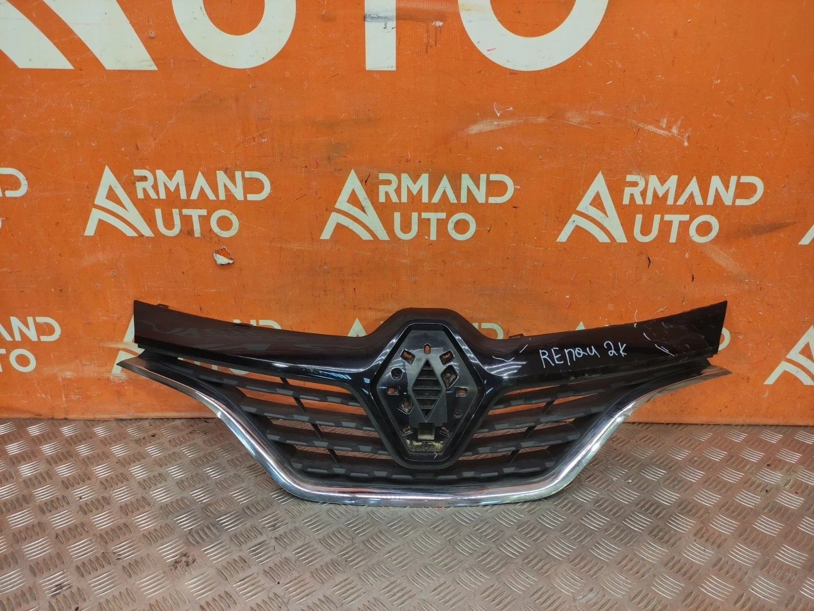 Решетка радиатора Renault Kaptur 2016-нв