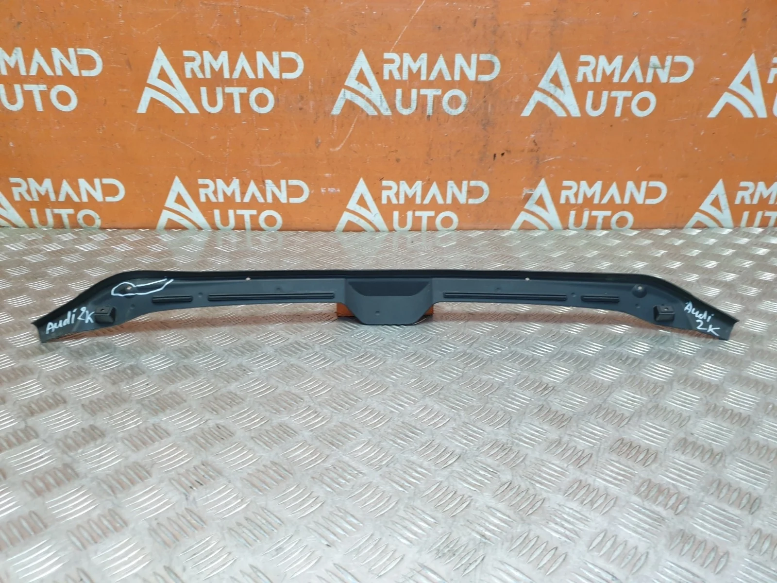 Уплотнитель капота Audi A4 2015-нв B9