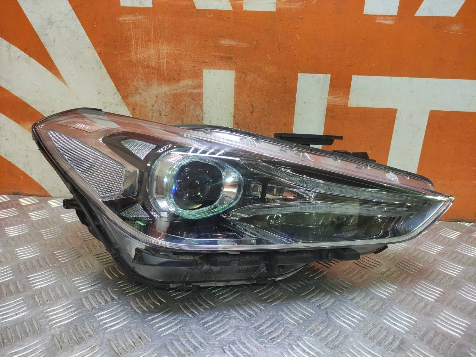 Фара Genesis G70 2017-нв