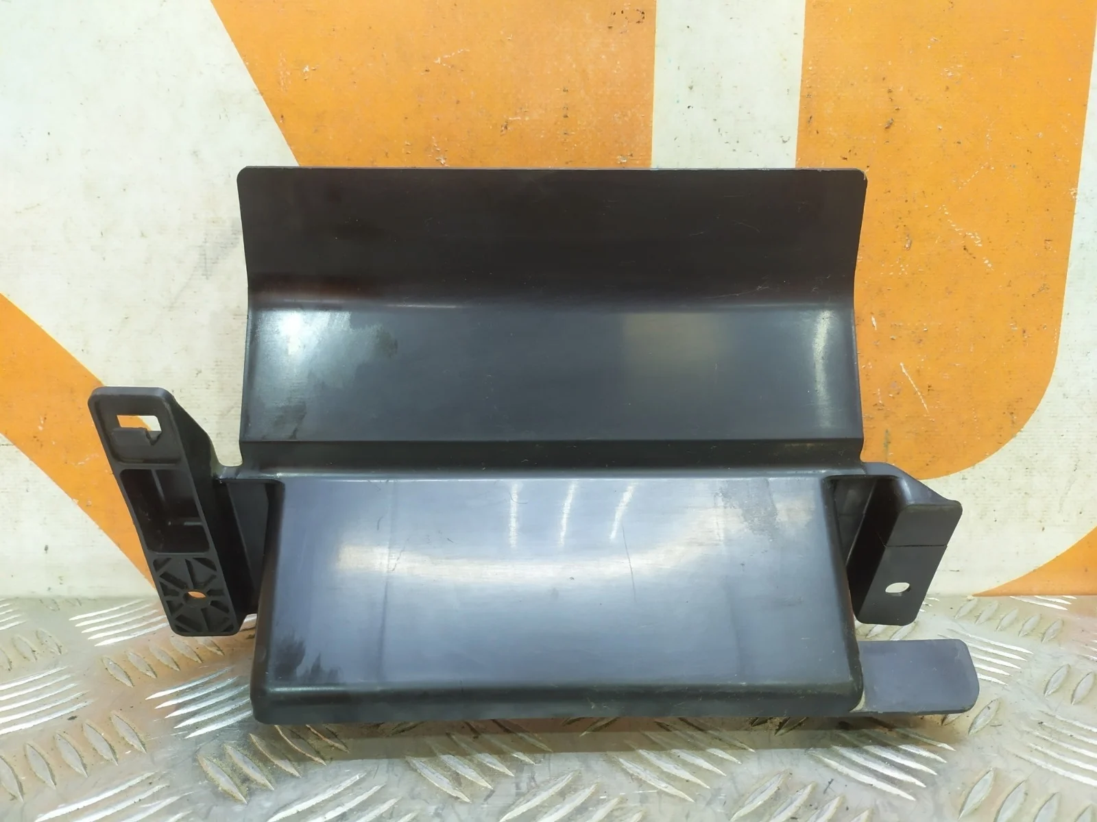 Кронштейн решетки радиатора Mitsubishi Outlander 2014-нв 3