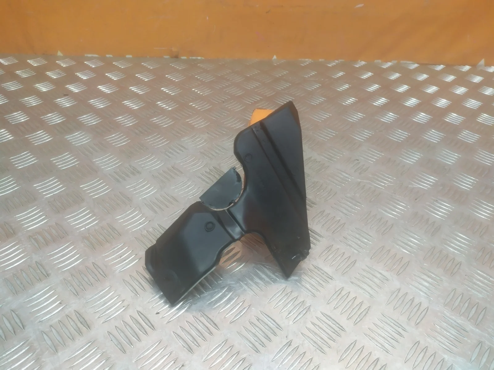 Кронштейн решетки радиатора нижний Mitsubishi Outlander 2012-нв 3