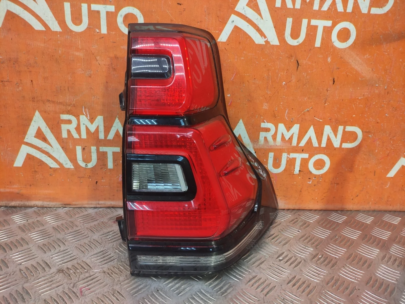 Фонарь Toyota Land Cruiser Prado 2017-нв 150