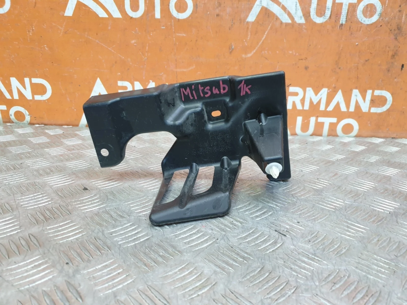 Кронштейн решетки радиатора верхний Mitsubishi Outlander 2012-нв 3