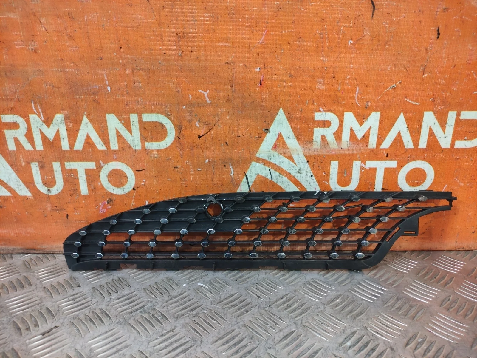 Накладка решетки радиатора нижняя Mercedes CLA-Class 2019-нв C118