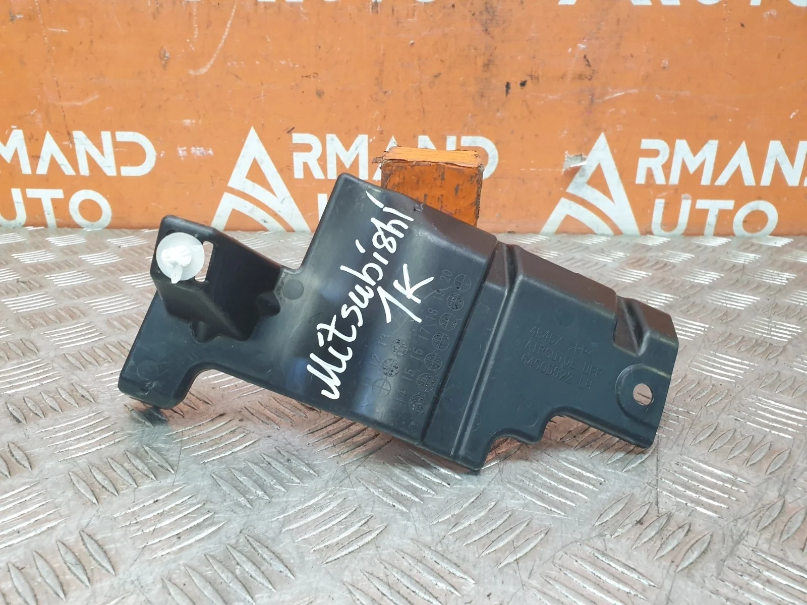 Кронштейн решетки радиатора верхний Mitsubishi Outlander 2012-нв 3