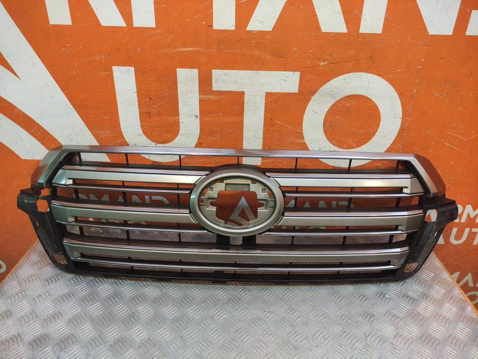 Решетка радиатора Toyota Land Cruiser 2015-2021 200