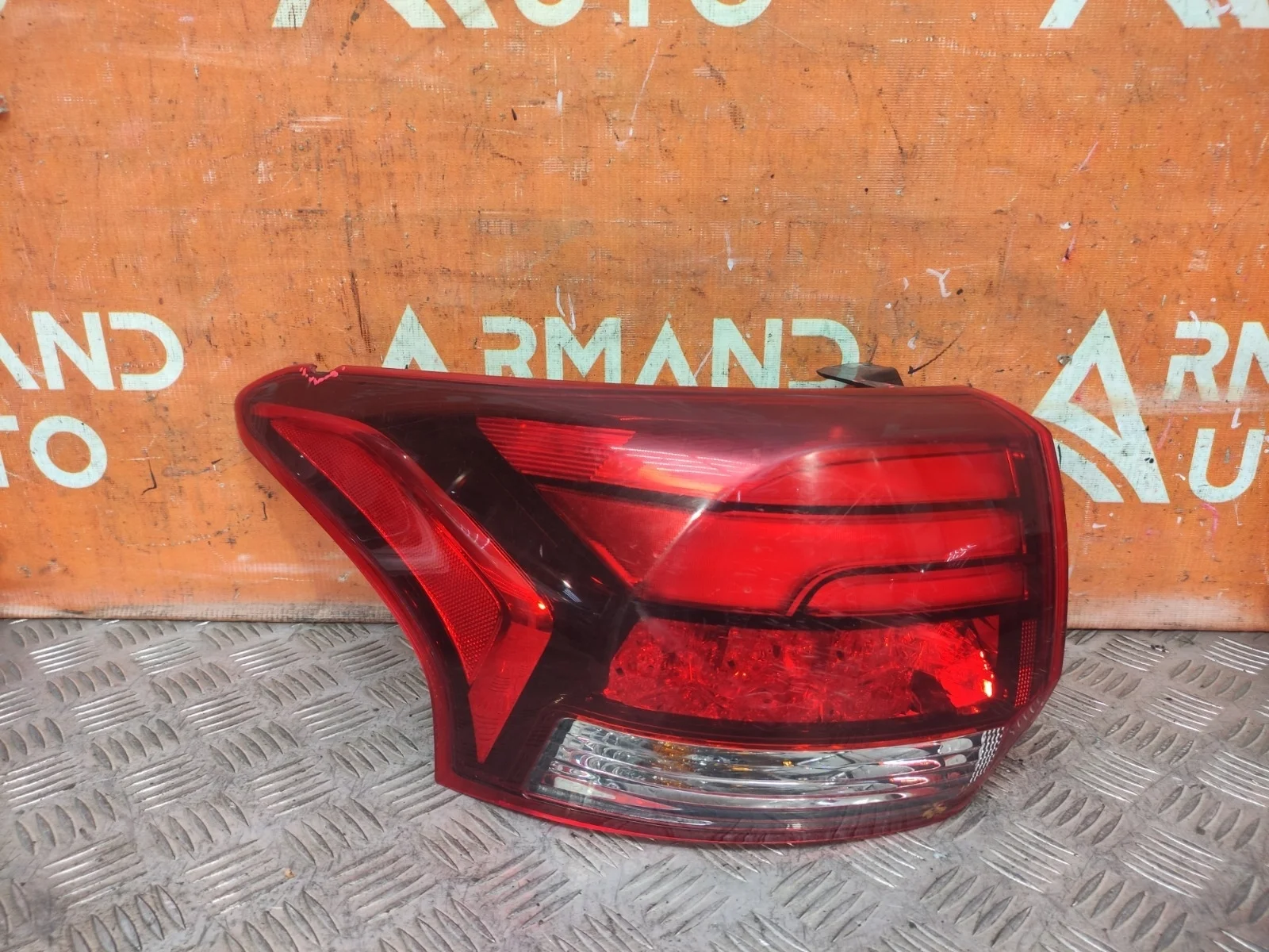 Фонарь внешний Mitsubishi Outlander 2015-нв 3