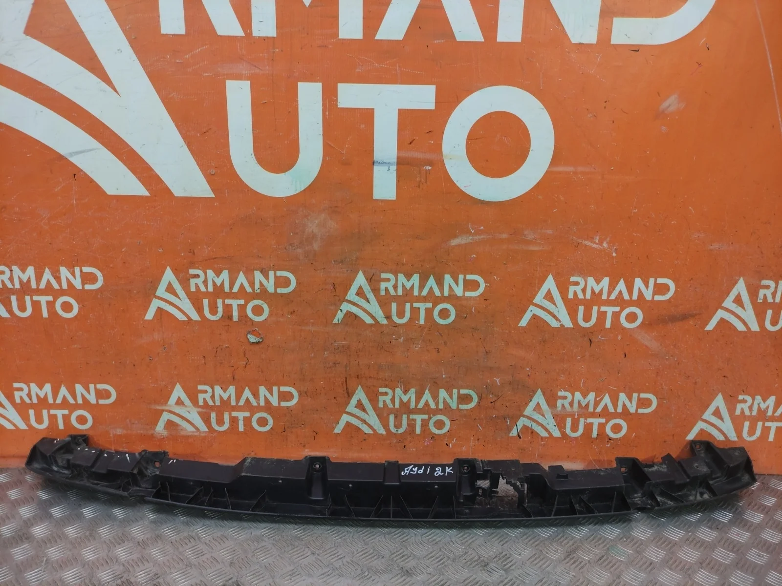 Кронштейн бампера верхний Audi Q7 2015-2020 4M