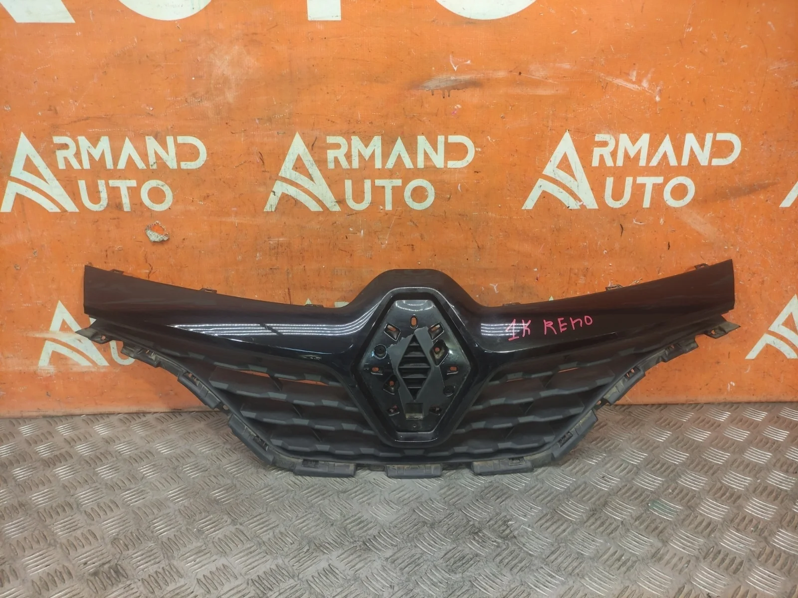 Решетка радиатора Renault Kaptur 2016-нв