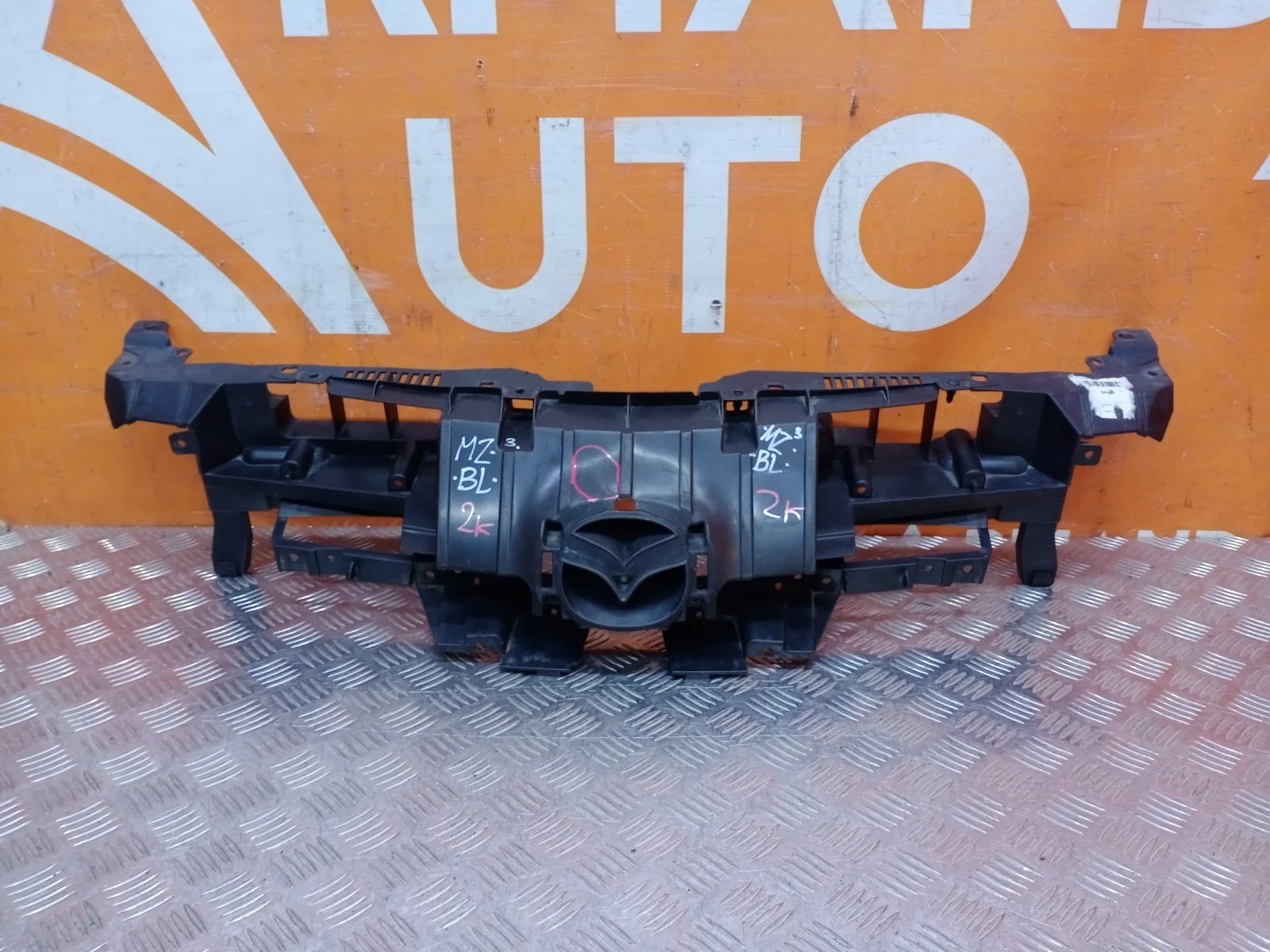 Кронштейн решетки радиатора Mazda 3 2009-2013 BL