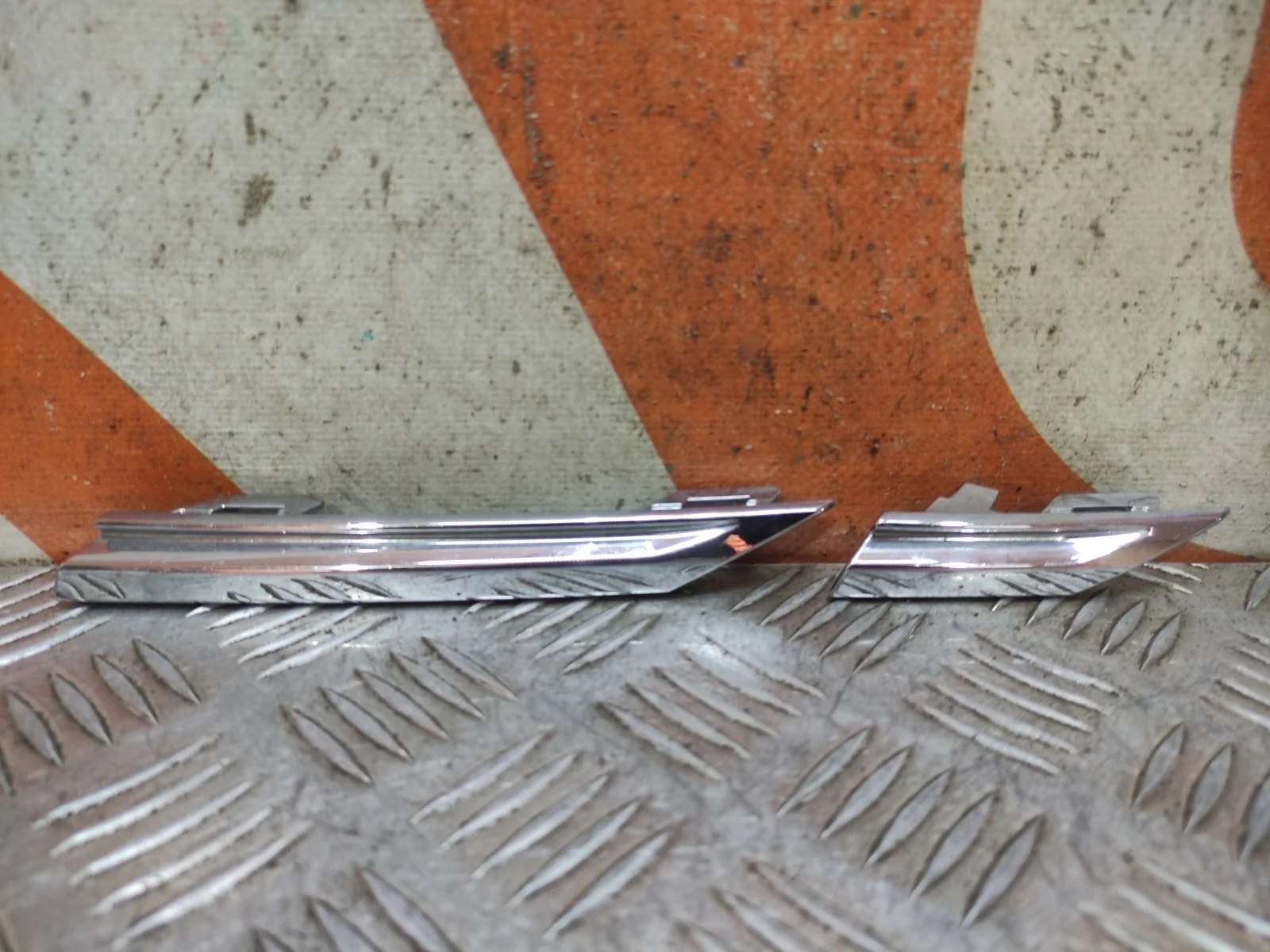 Накладка решетки радиатора Volkswagen Touareg 2018-нв 3