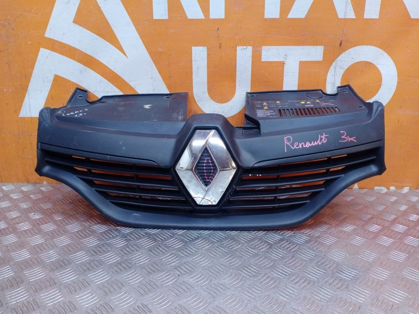 Решетка радиатора Renault Logan 2012-2018