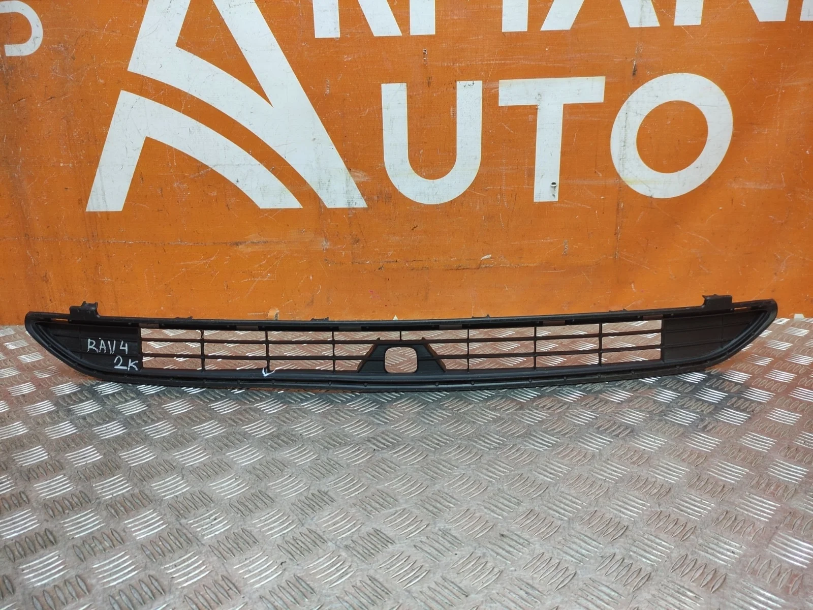 Решетка бампера Toyota RAV4 2015-2019 CA40