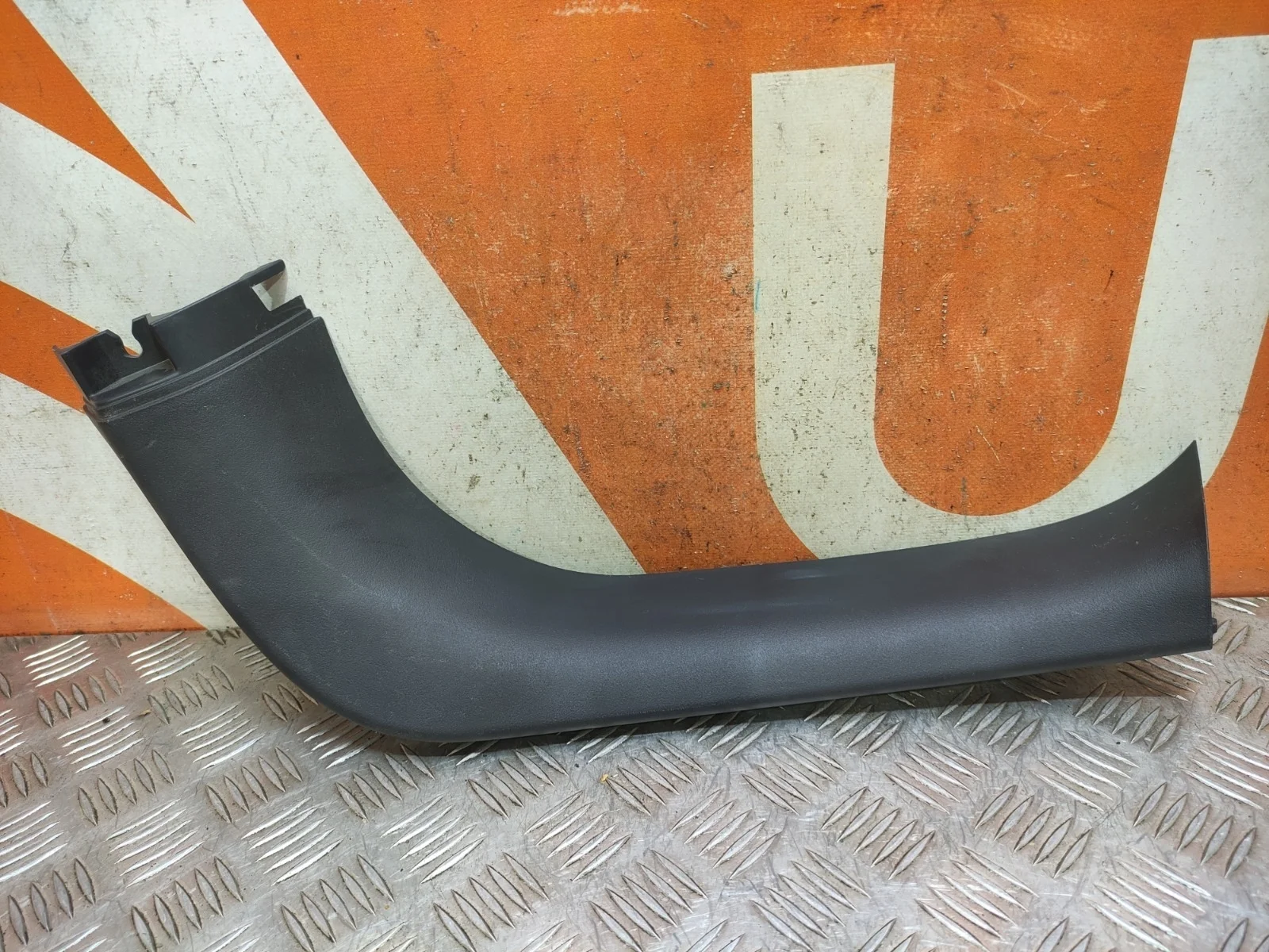 Обшивка двери багажника верхняя Mitsubishi Outlander 2012-нв 3