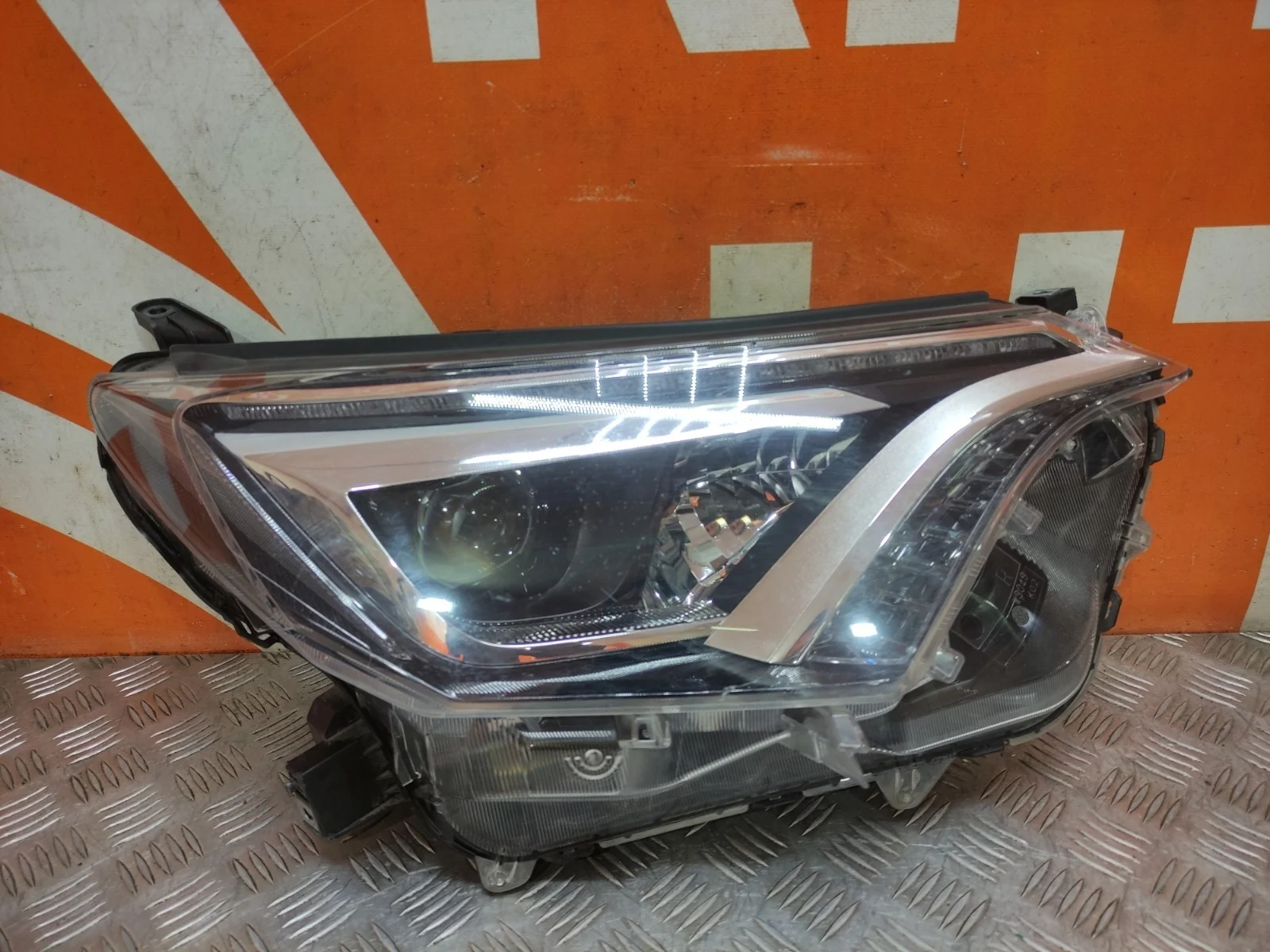 Фара Toyota RAV4 2015-2019 CA40