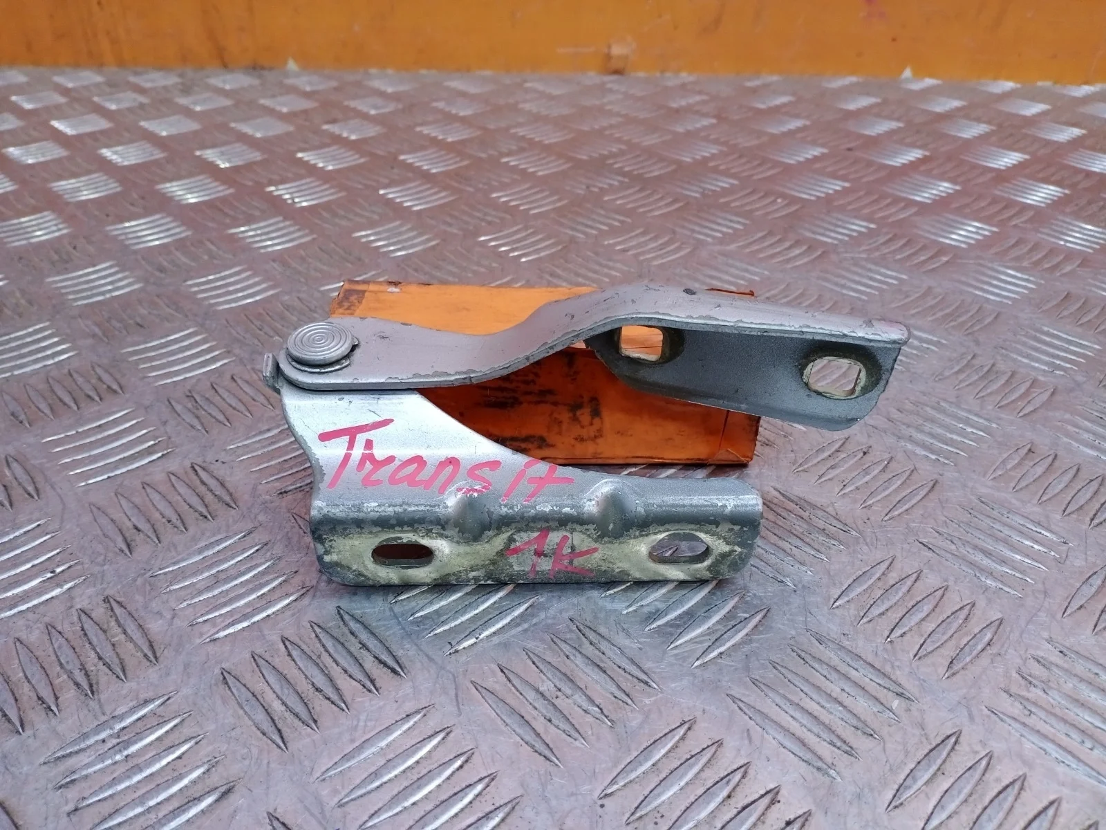 Петля капота Ford Transit 2006-2014 TT9