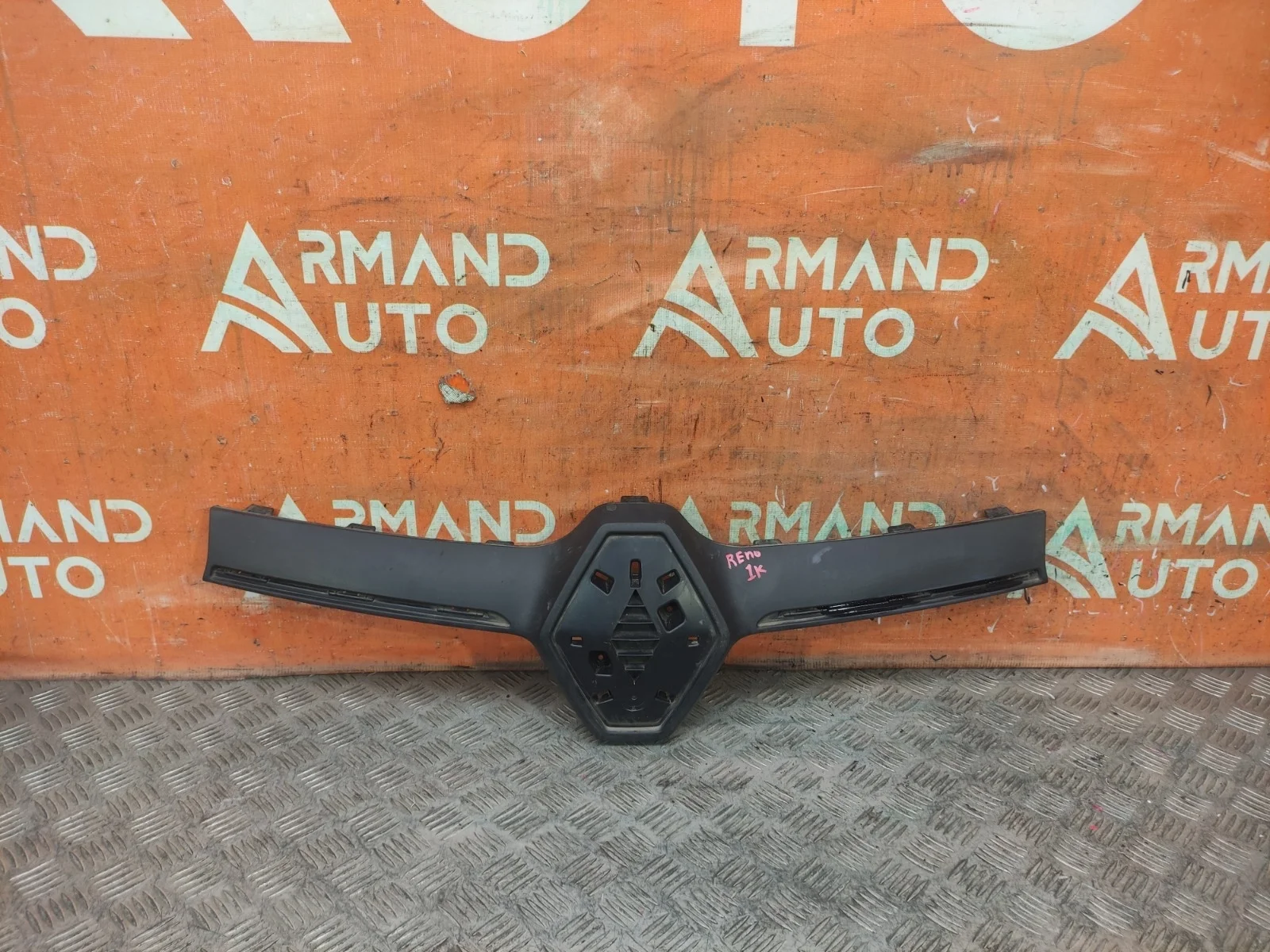 Накладка решетки радиатора Renault Logan 2018-2022