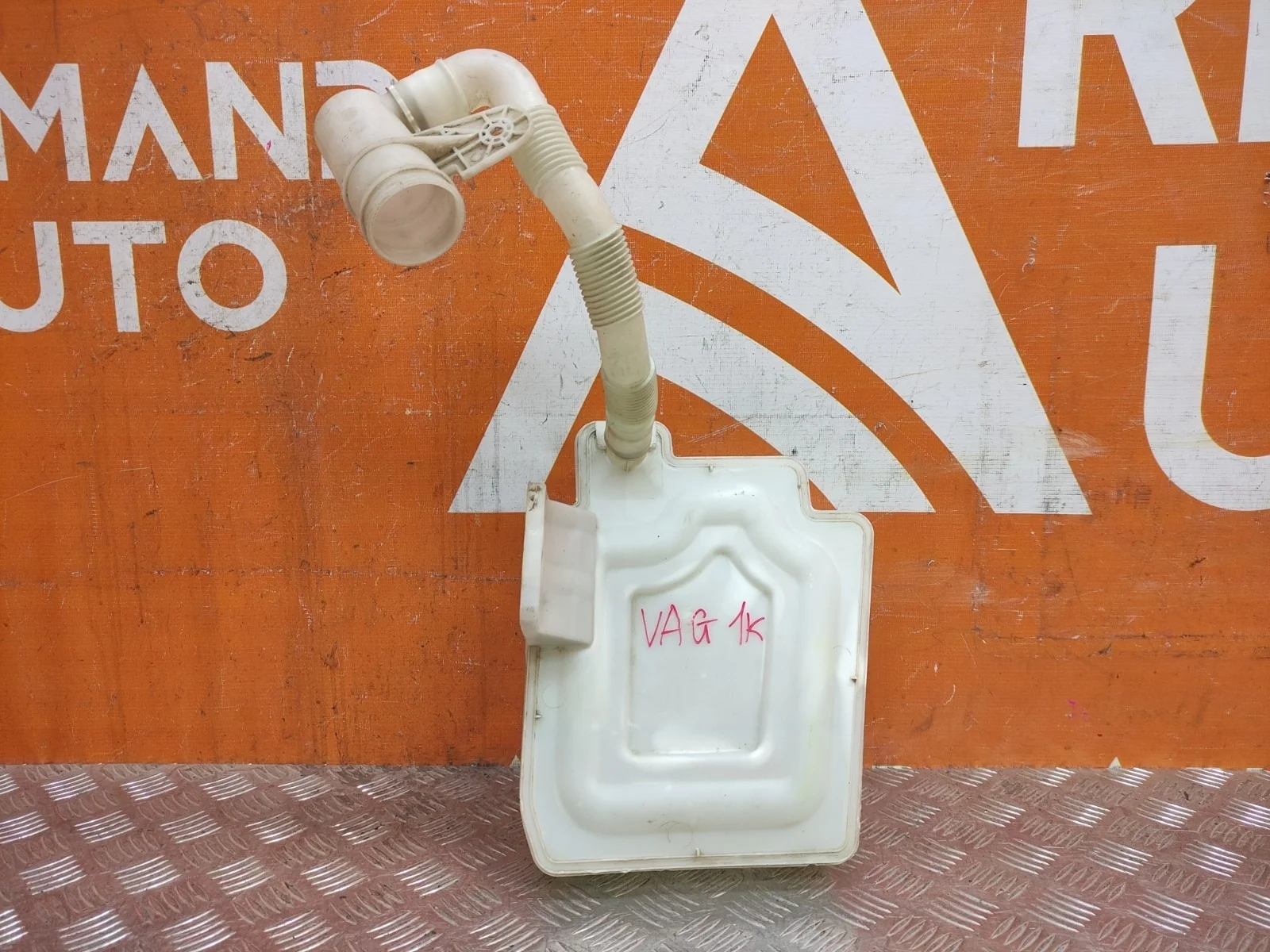 Бачок омывателя Skoda Octavia 2004-2013 A5 (1Z)