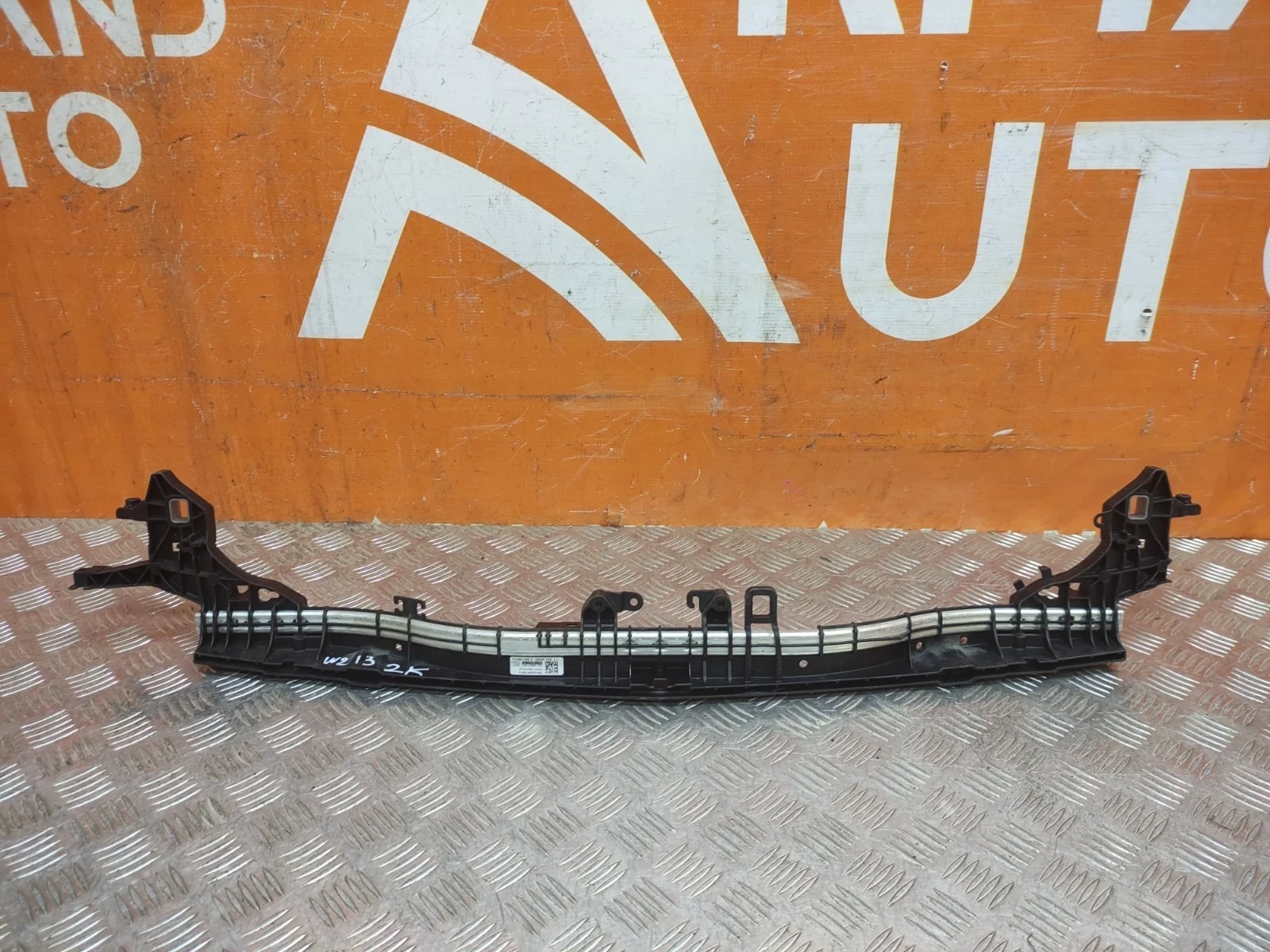 Кронштейн радиатора верхний Mercedes -Class 2016-нв W213