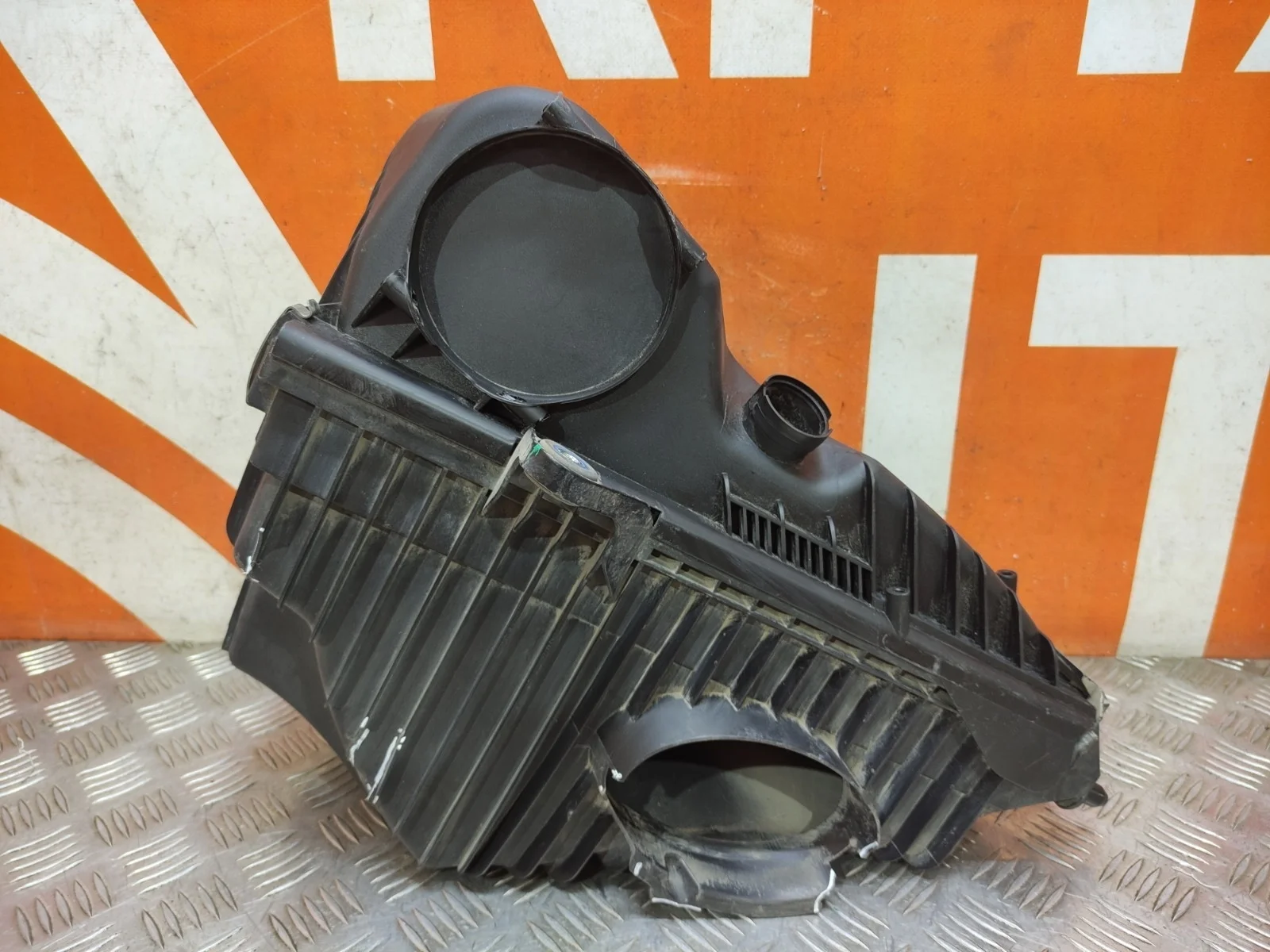 Корпус воздушного фильтра Volkswagen Touareg 2010-2018