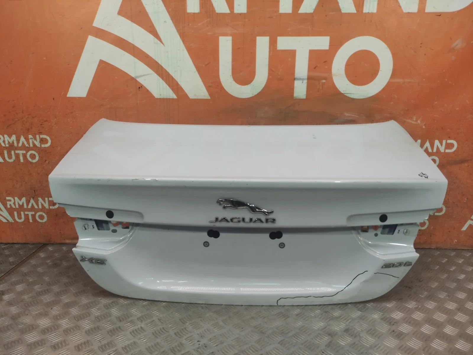 Крышка багажника Jaguar XE 2015-нв