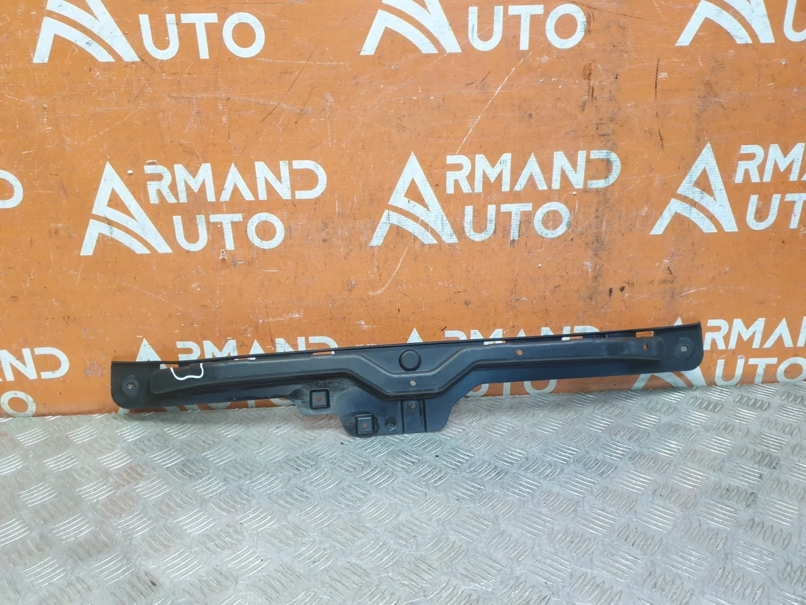 Кронштейн бампера центральный Ford Fiesta 2012-2019 Mk6