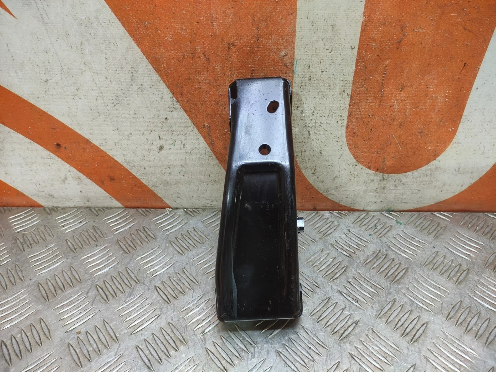 Кронштейн усилителя бампера Mitsubishi Pajero Sport 2015-2021 3