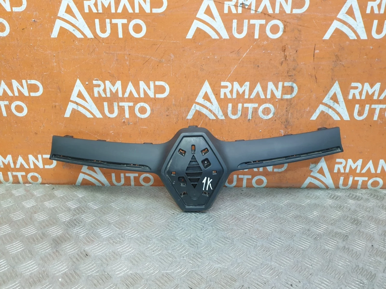 Накладка решетки радиатора Renault Logan 2018-2022