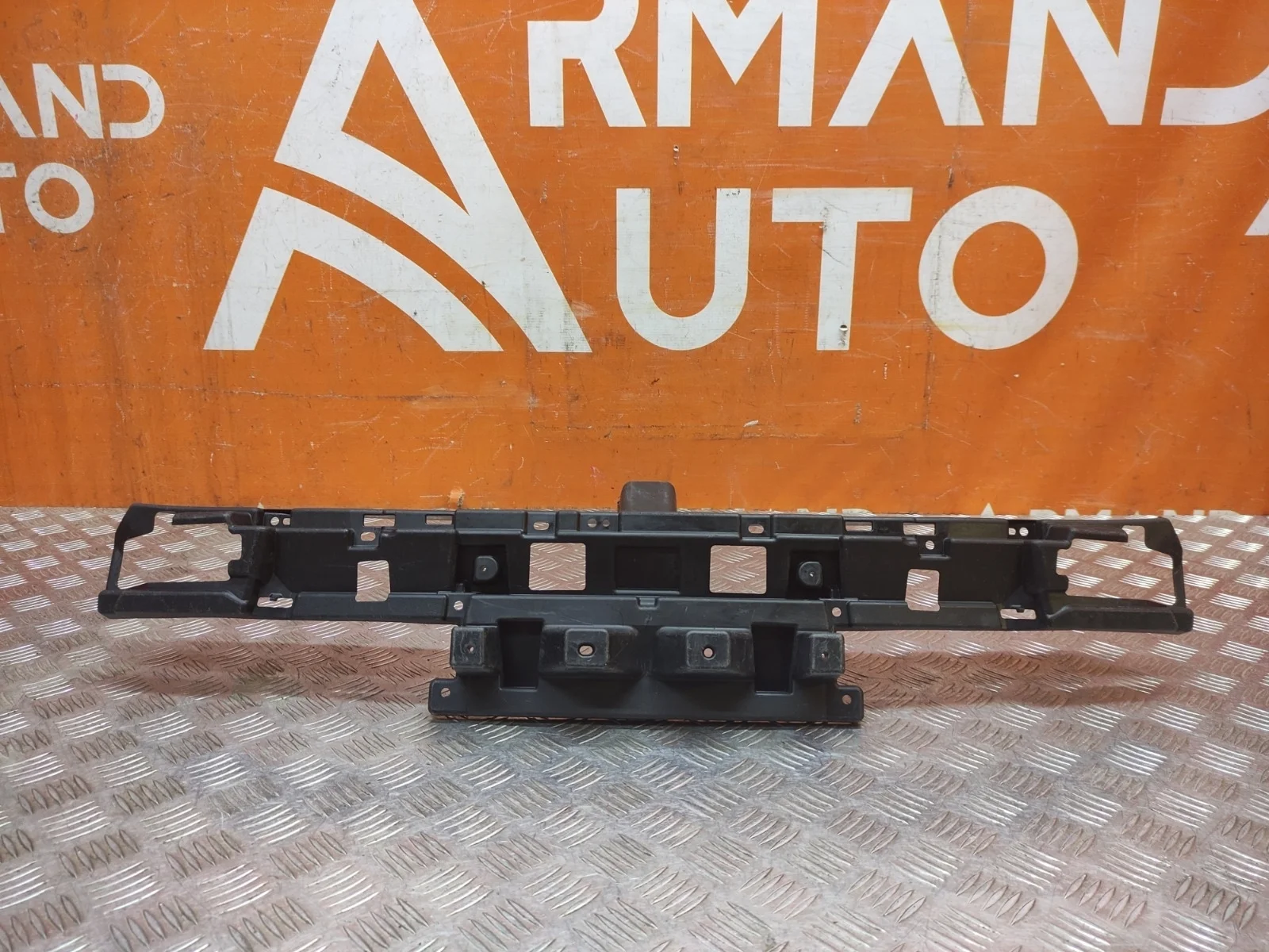 Кронштейн решетки радиатора нижний Lexus LX 2015-2023 URJ200