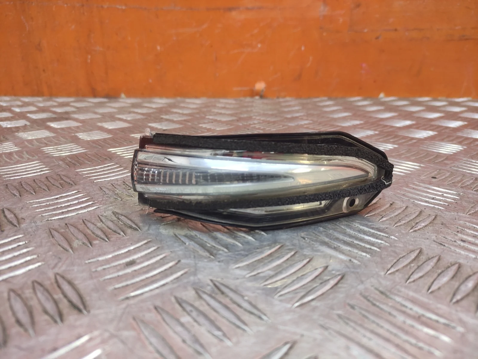 Повторитель поворота на зеркале Toyota RAV4 2012-2019 CA40