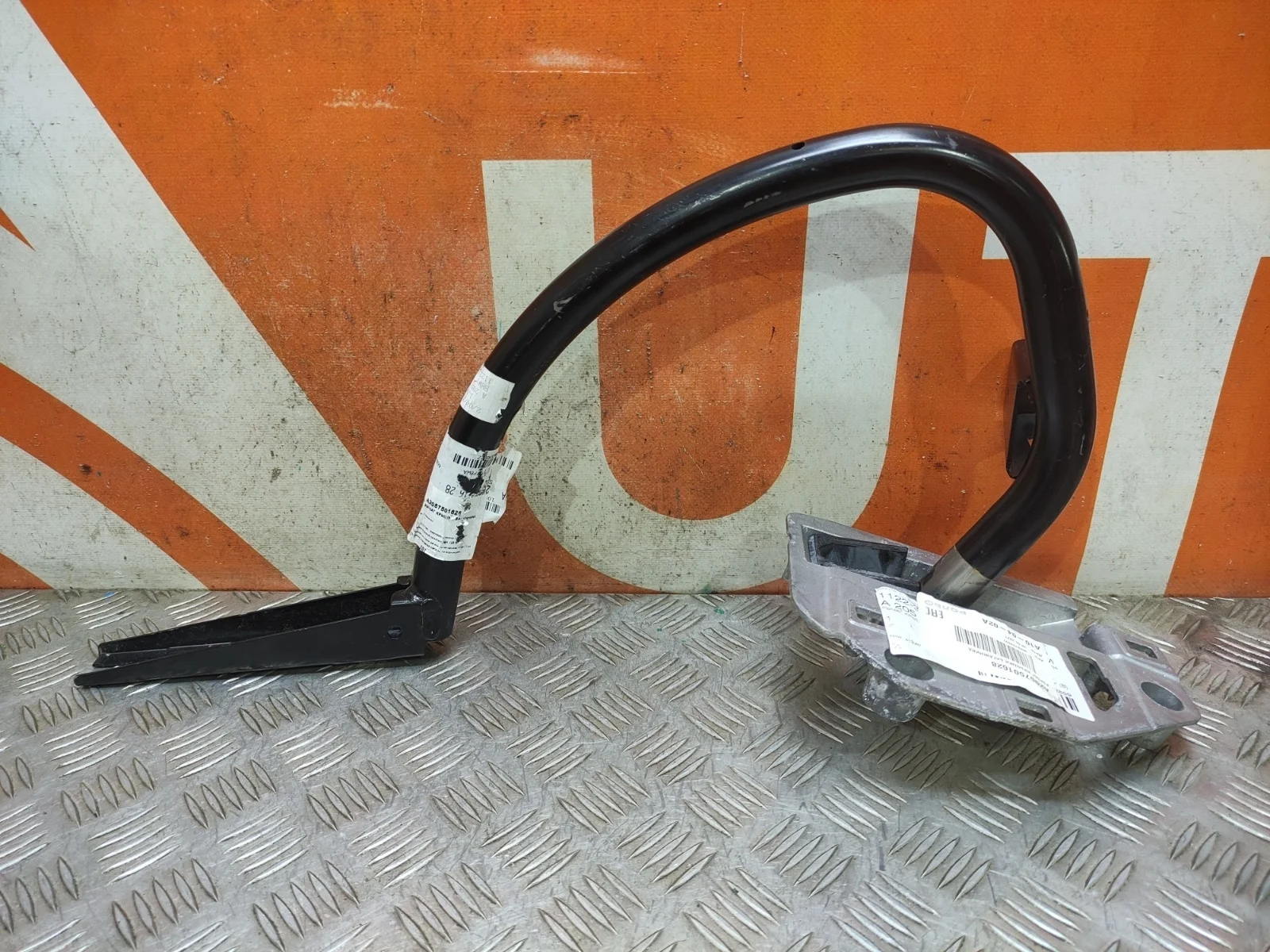 Петля крышки багажника Mercedes -Class 2014-2021 C205