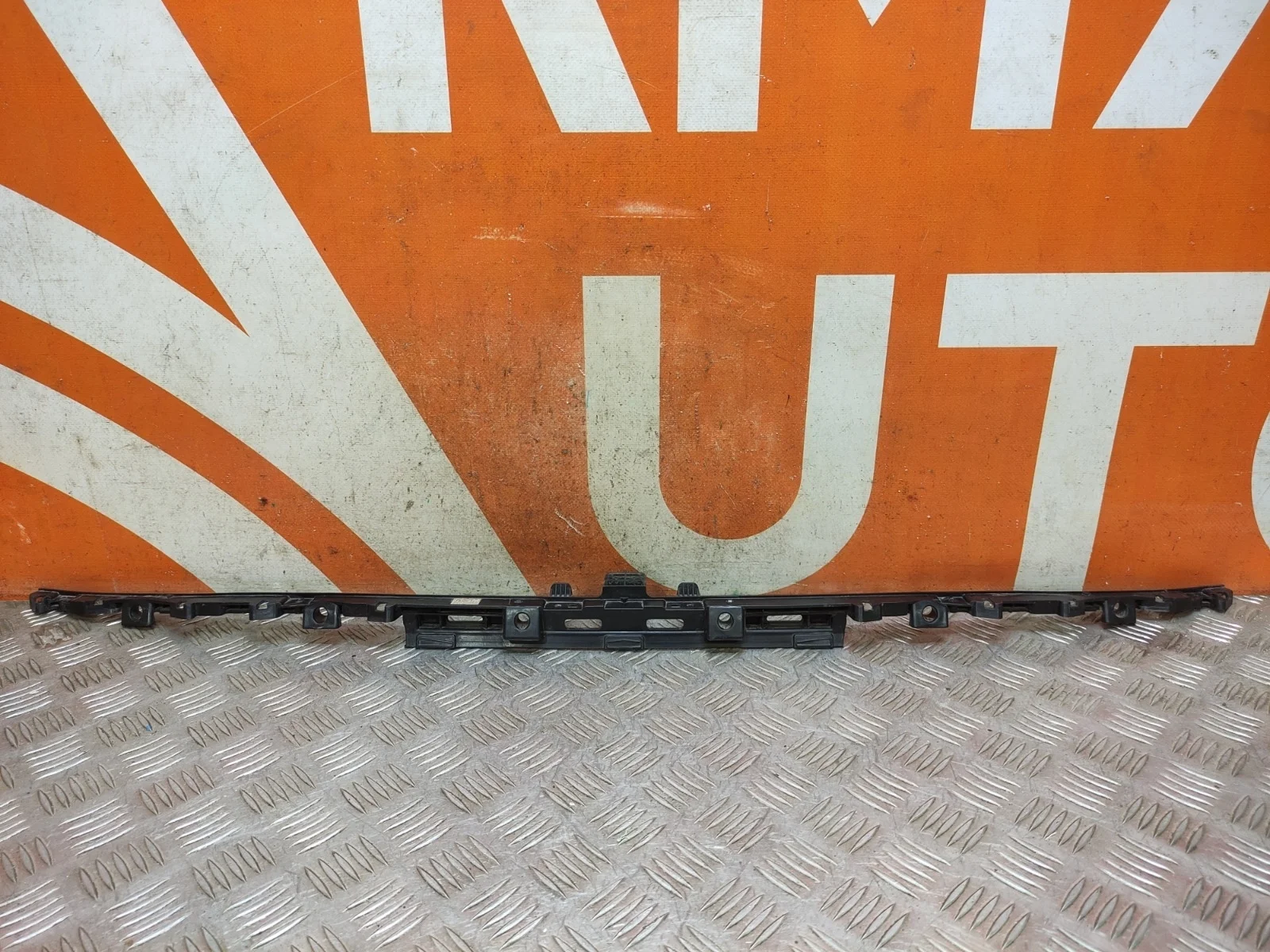 Кронштейн решетки радиатора KIA Seltos 2019-нв