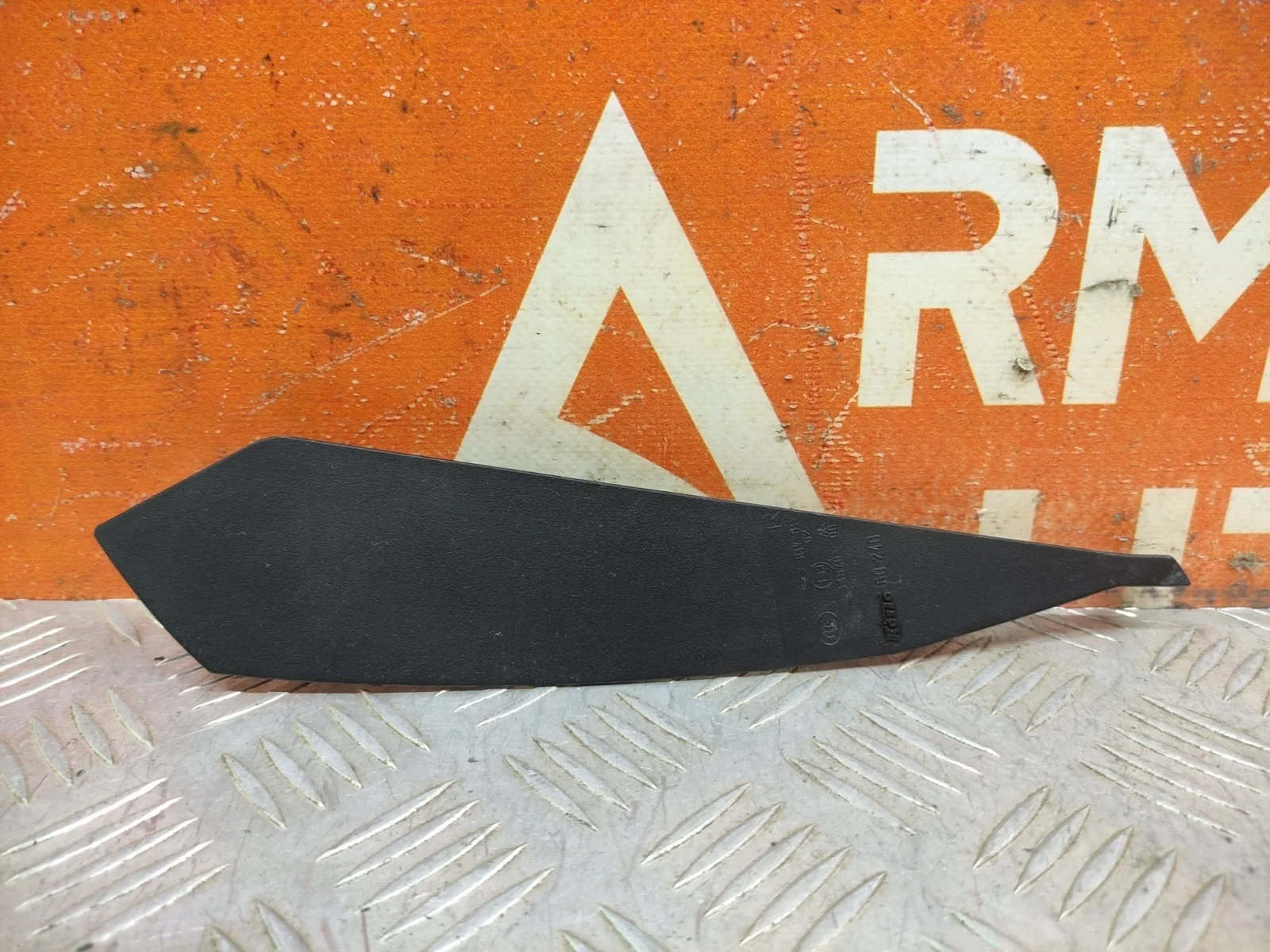 Накладка фонаря внутреннего Toyota Land Cruiser 2015-2021 200