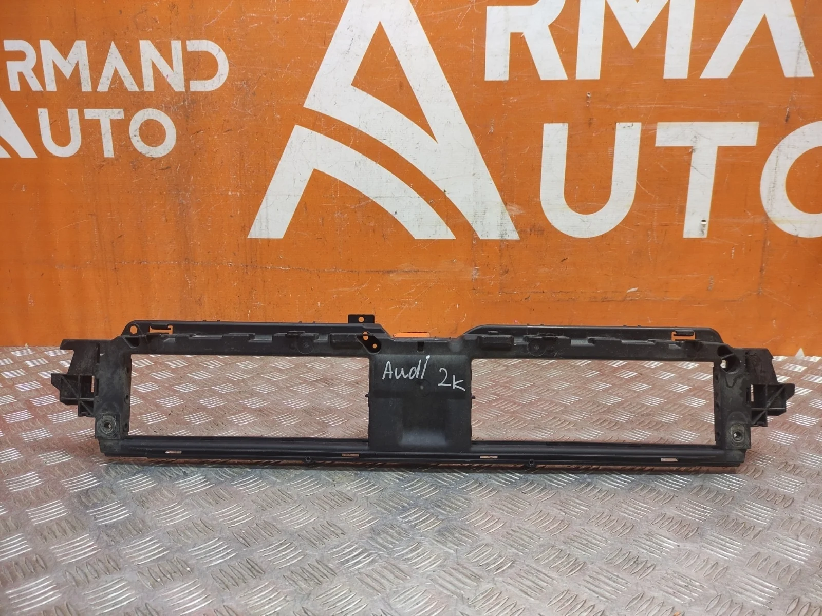 Кронштейн радиатора Audi A5 2016-нв F5