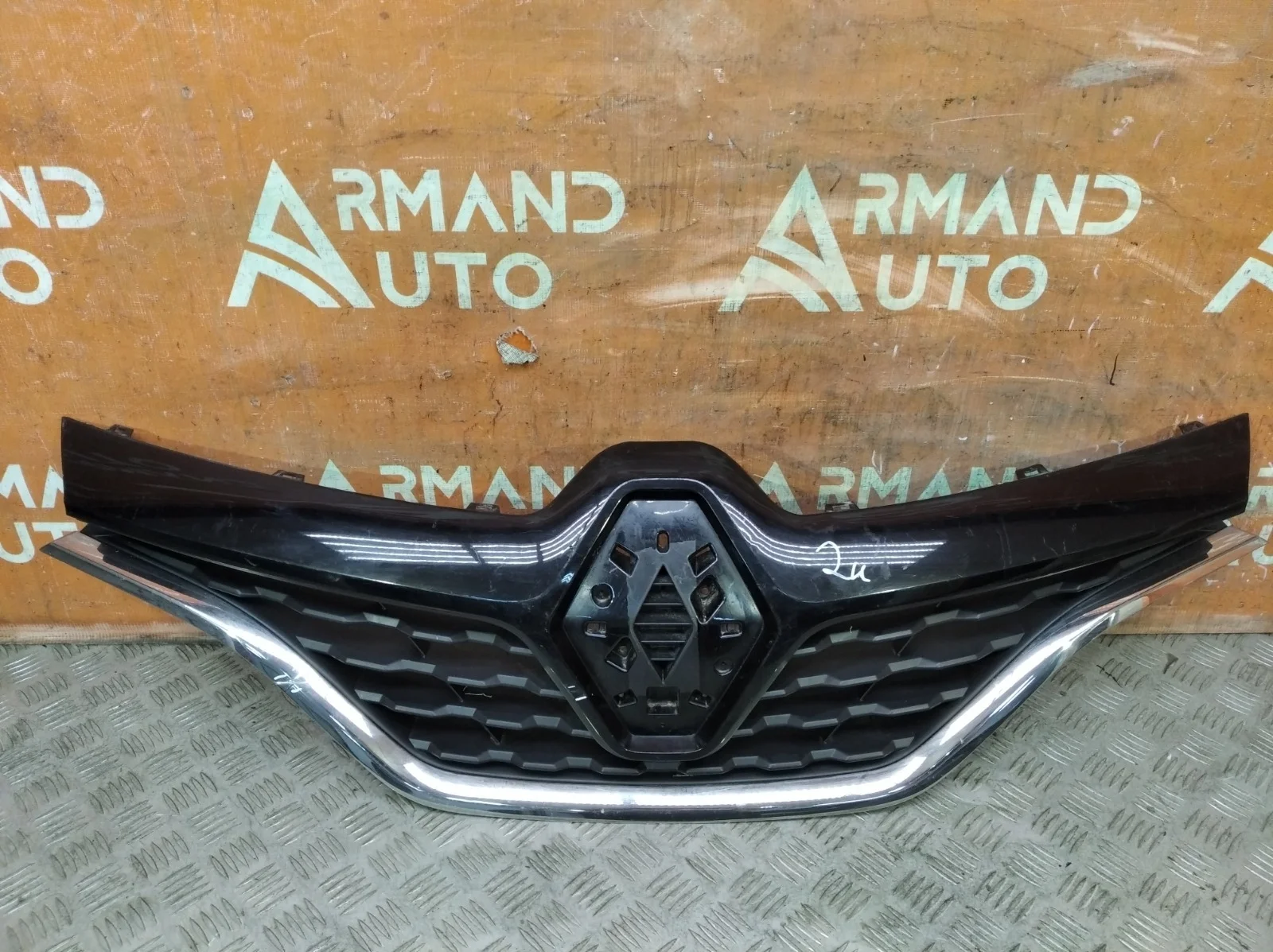 Решетка радиатора RENAULT Kaptur 2016-нв