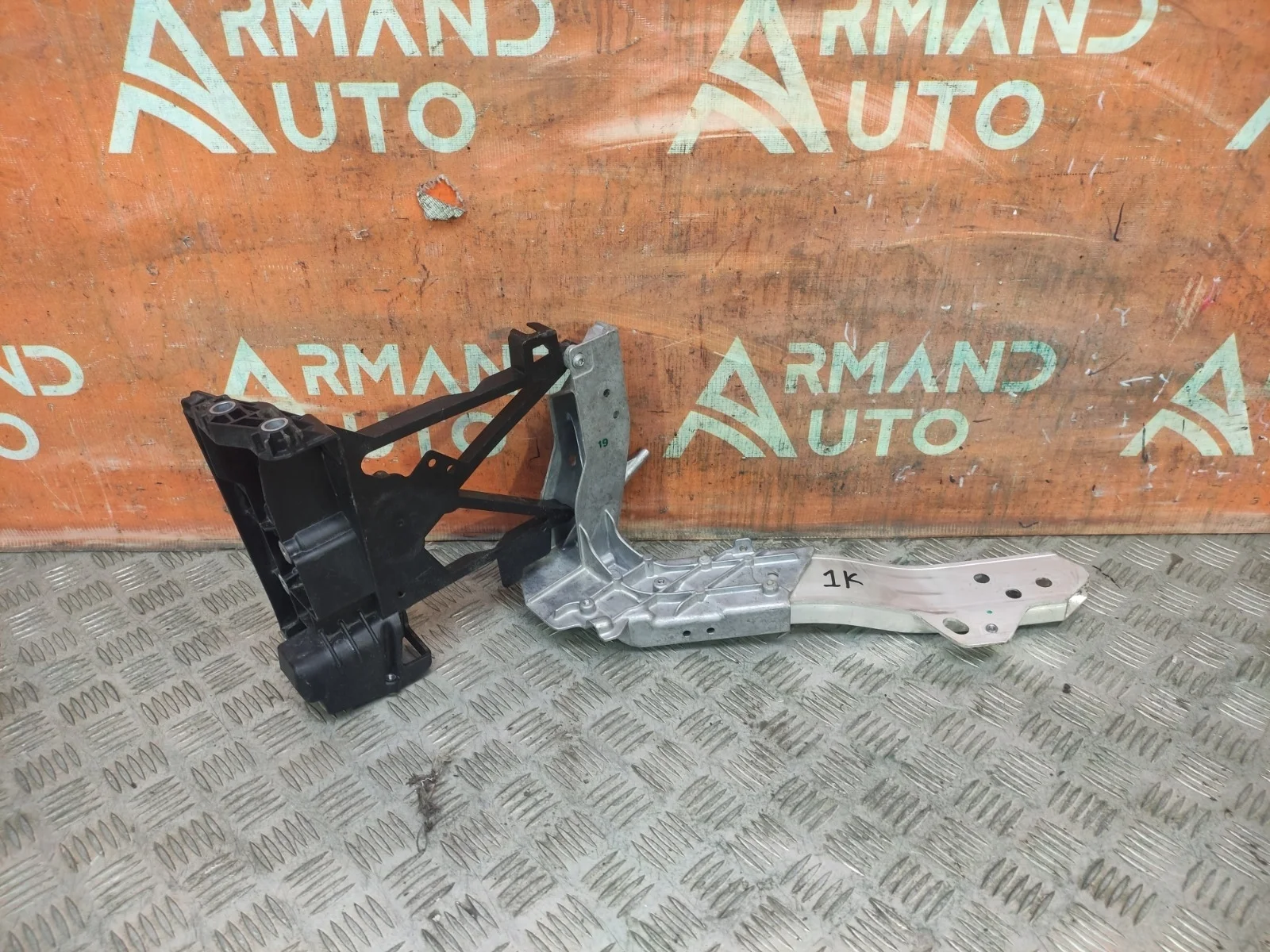 Кронштейн панели передней Mercedes GLC-Class 2015-нв X253