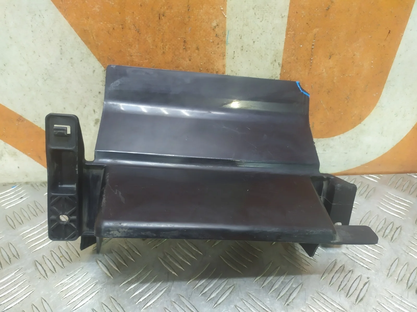 Кронштейн решетки радиатора Mitsubishi Outlander 2014-нв 3