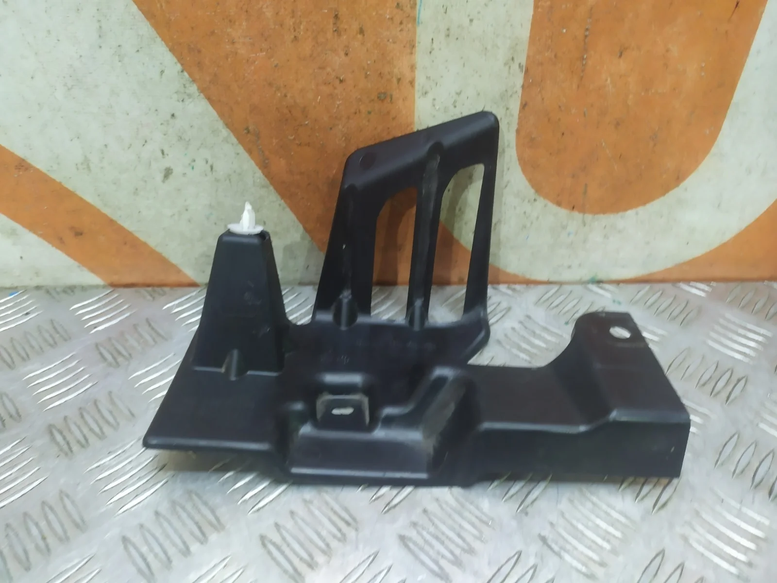 Кронштейн решетки радиатора верхний Mitsubishi Outlander 2012-нв 3