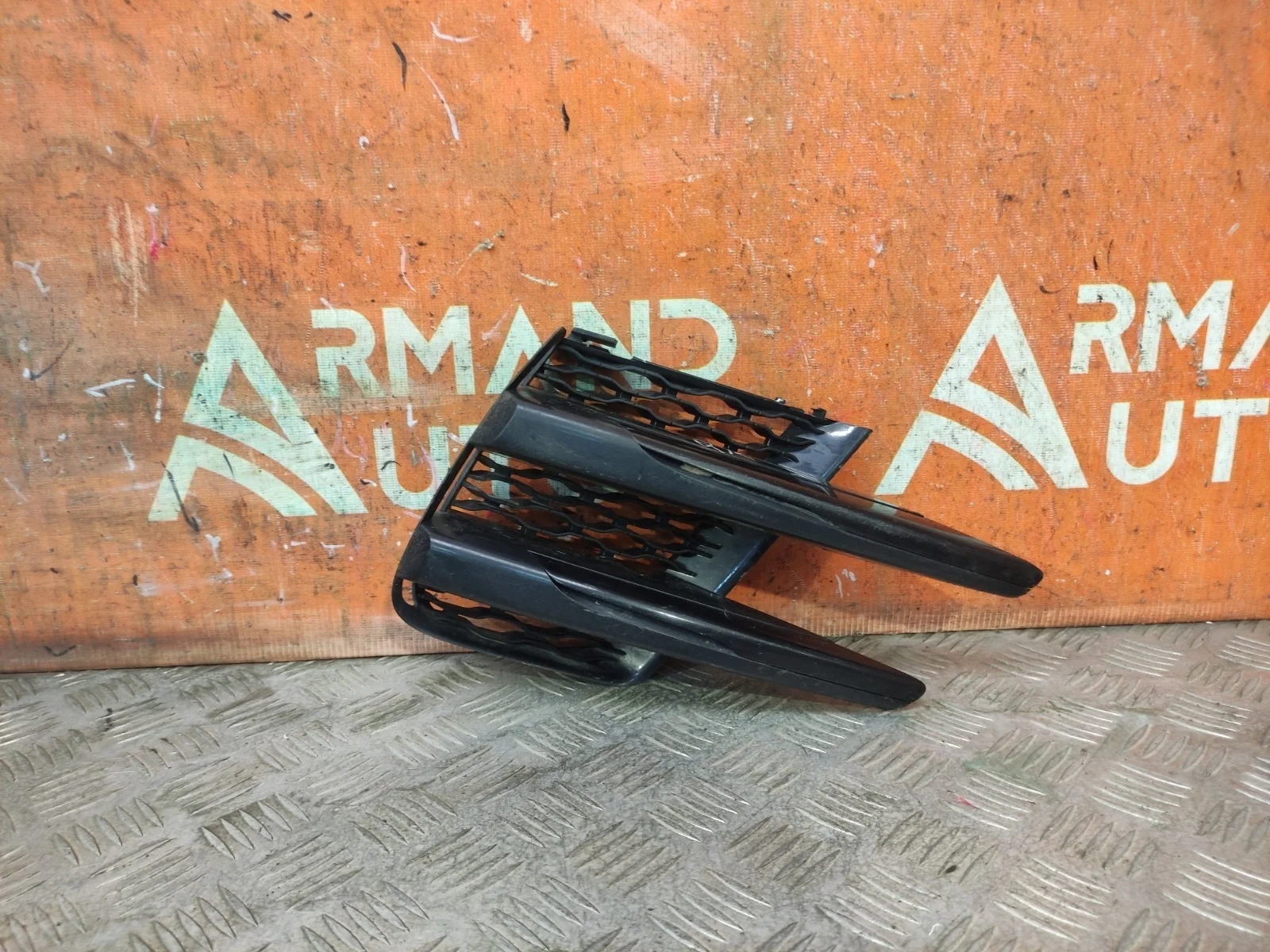 Решетка бампера Land Rover Range Velar 2017-нв L560