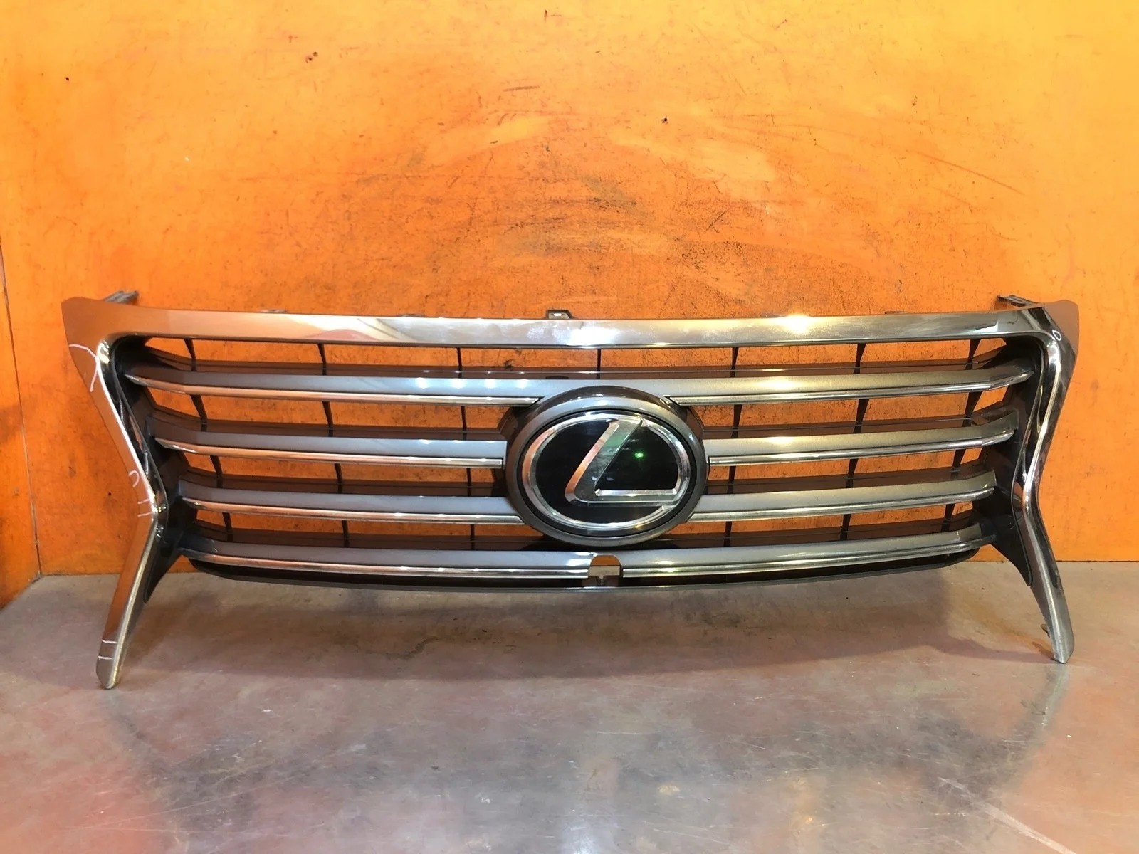 Решетка радиатора Lexus LX 2012-2015 3 URJ200