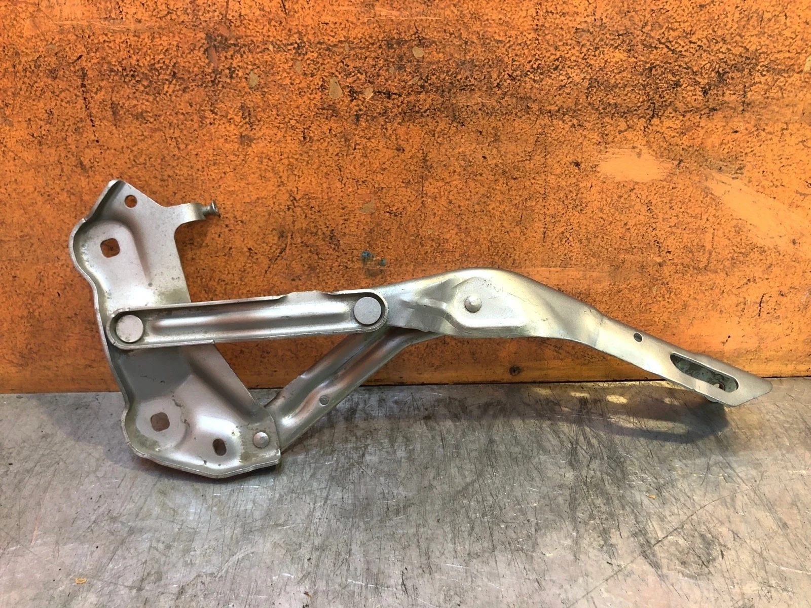 Петля капота Skoda Kodiaq 2016-нв