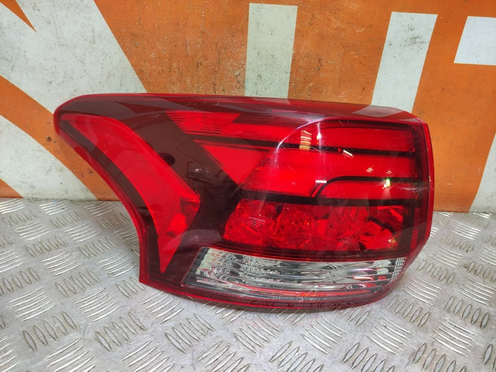 Фонарь внешний Mitsubishi Outlander 2015-нв 3