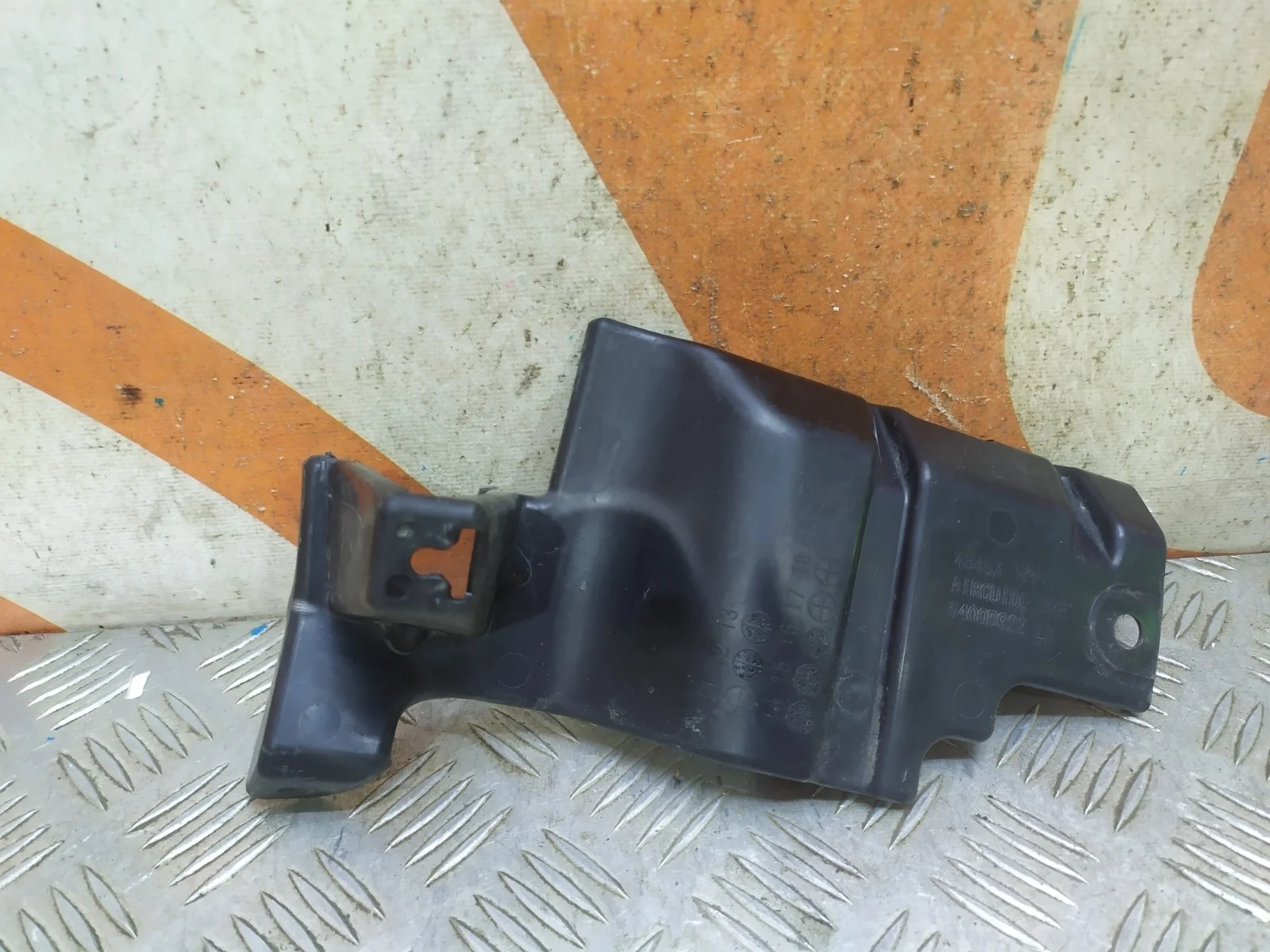 Кронштейн решетки радиатора верхний Mitsubishi Outlander 2012-нв 3