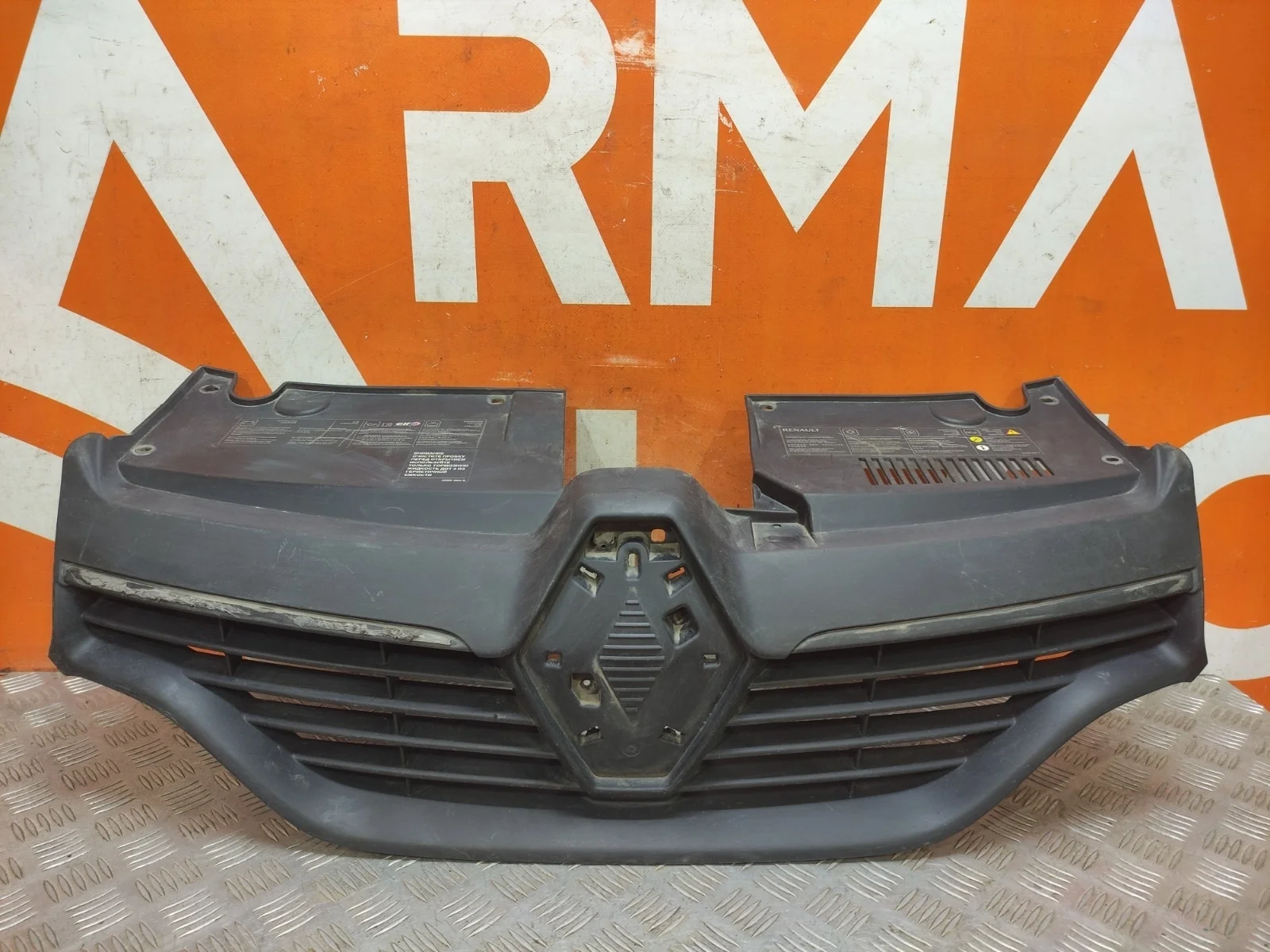 Решетка радиатора RENAULT Logan 2012-2018