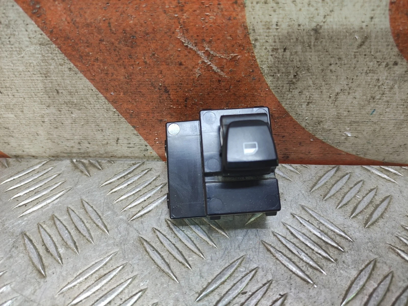 Кнопка стеклоподъемника HYUNDAI Solaris 2017-нв